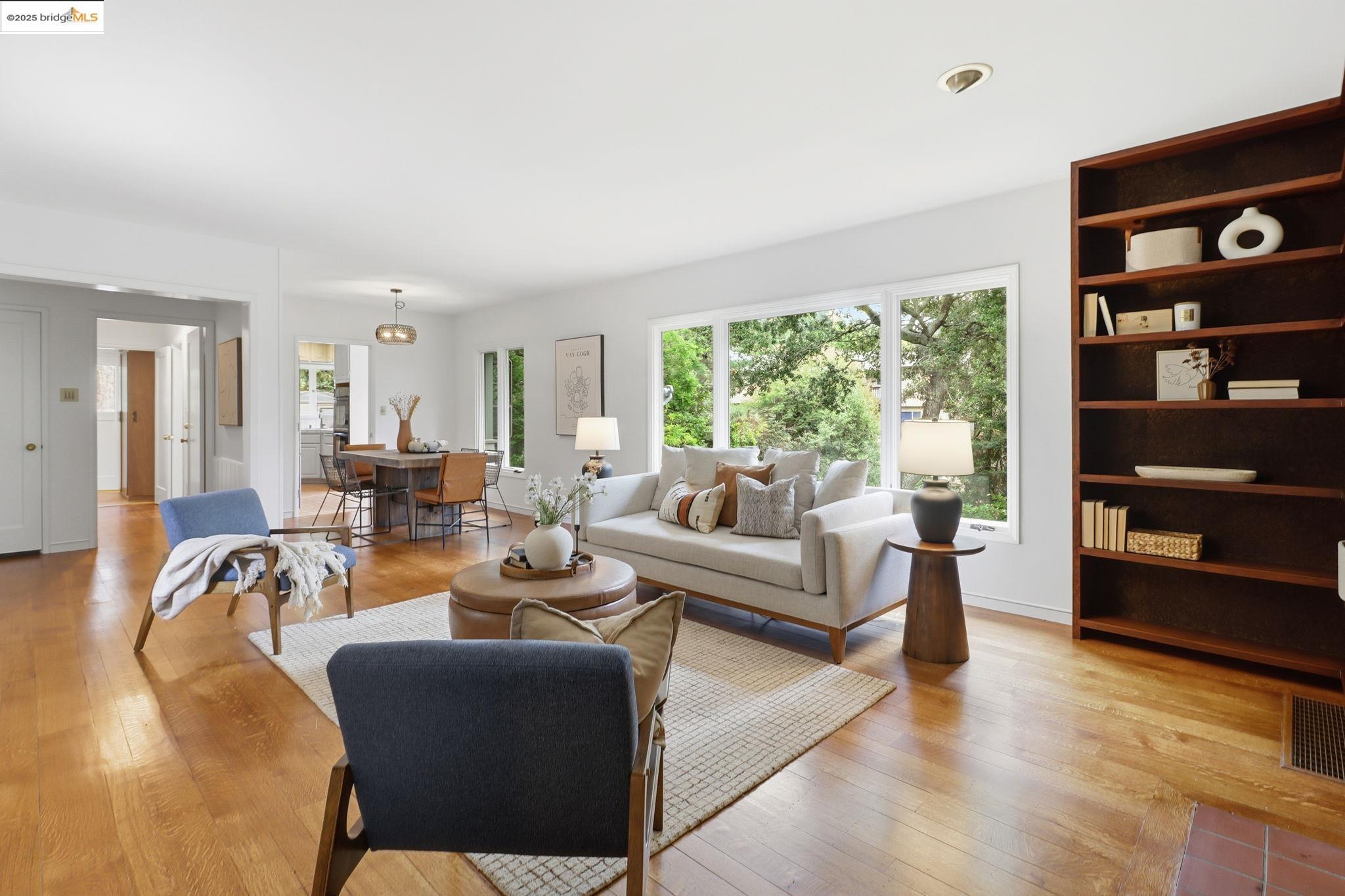 2383 Thackeray Dr, Oakland