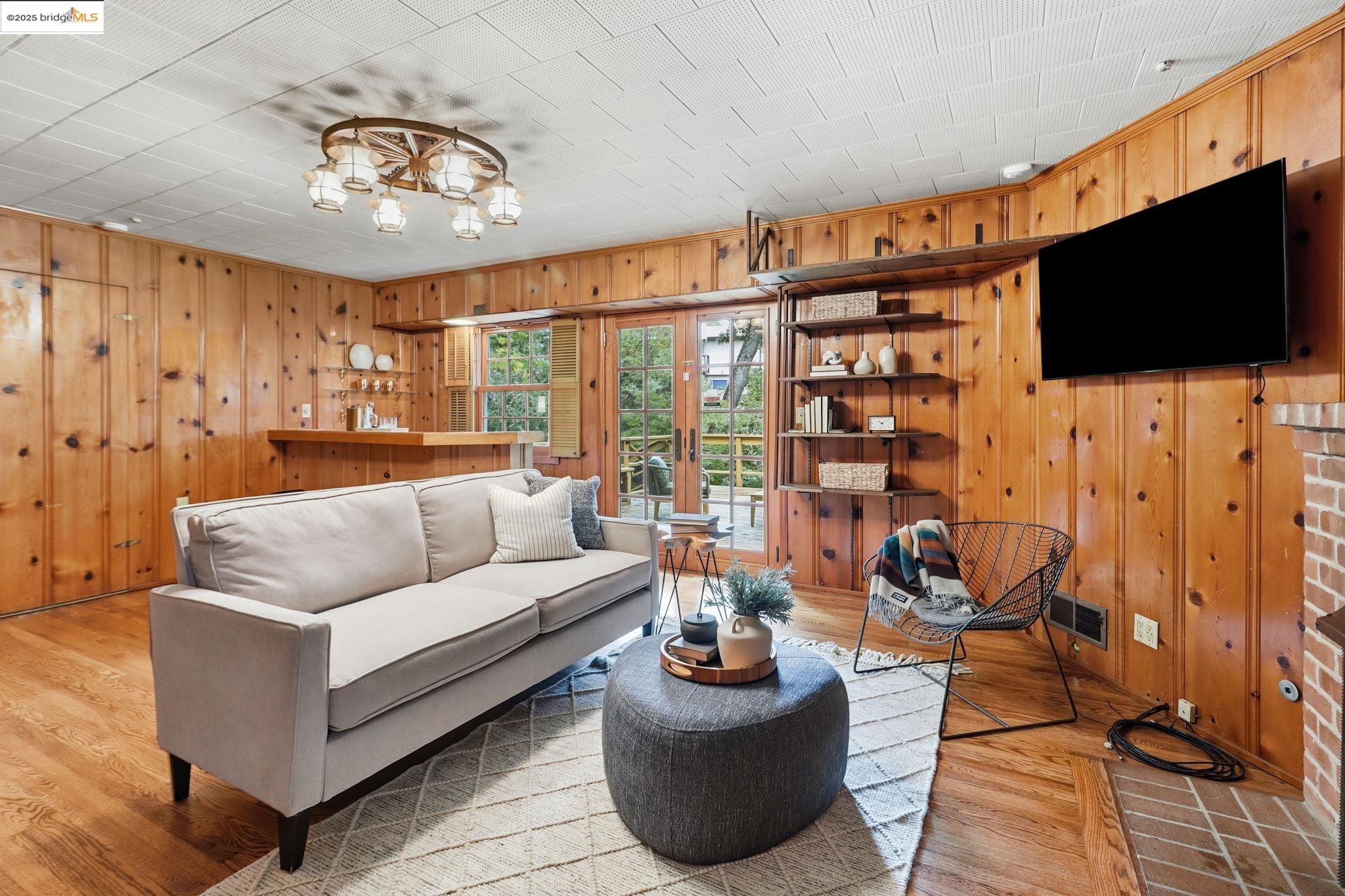 2383 Thackeray Dr, Oakland