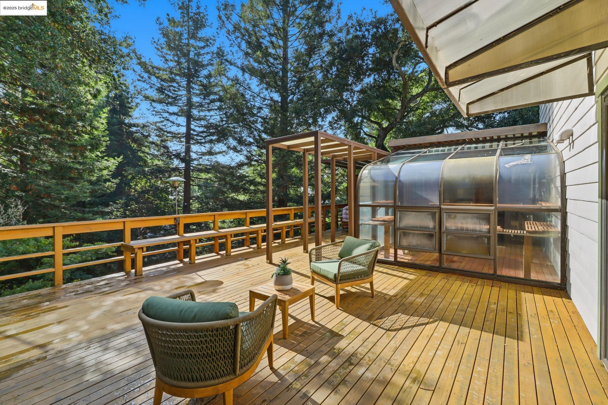 2383 Thackeray Dr, Oakland