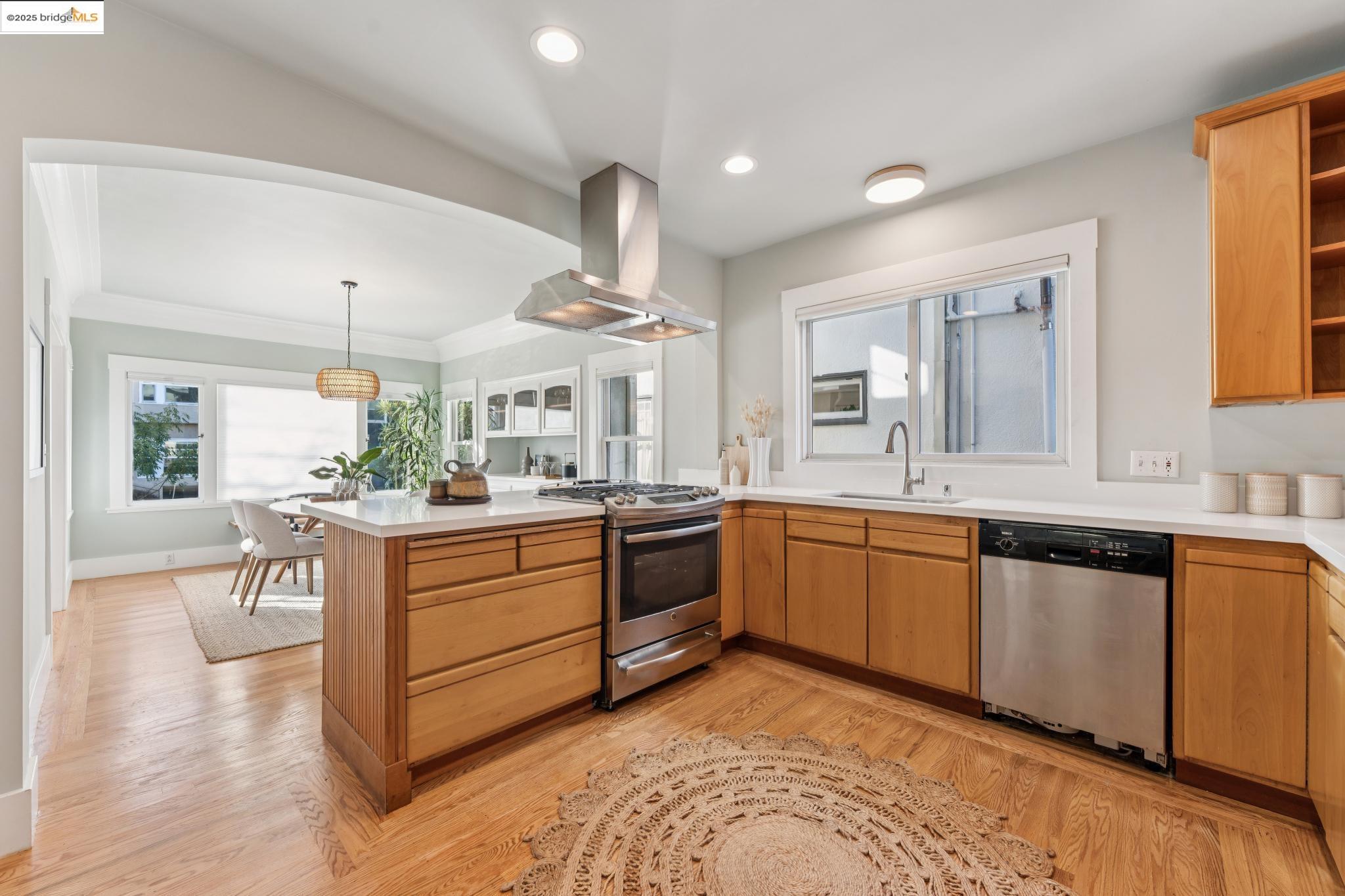 3033 Regent St