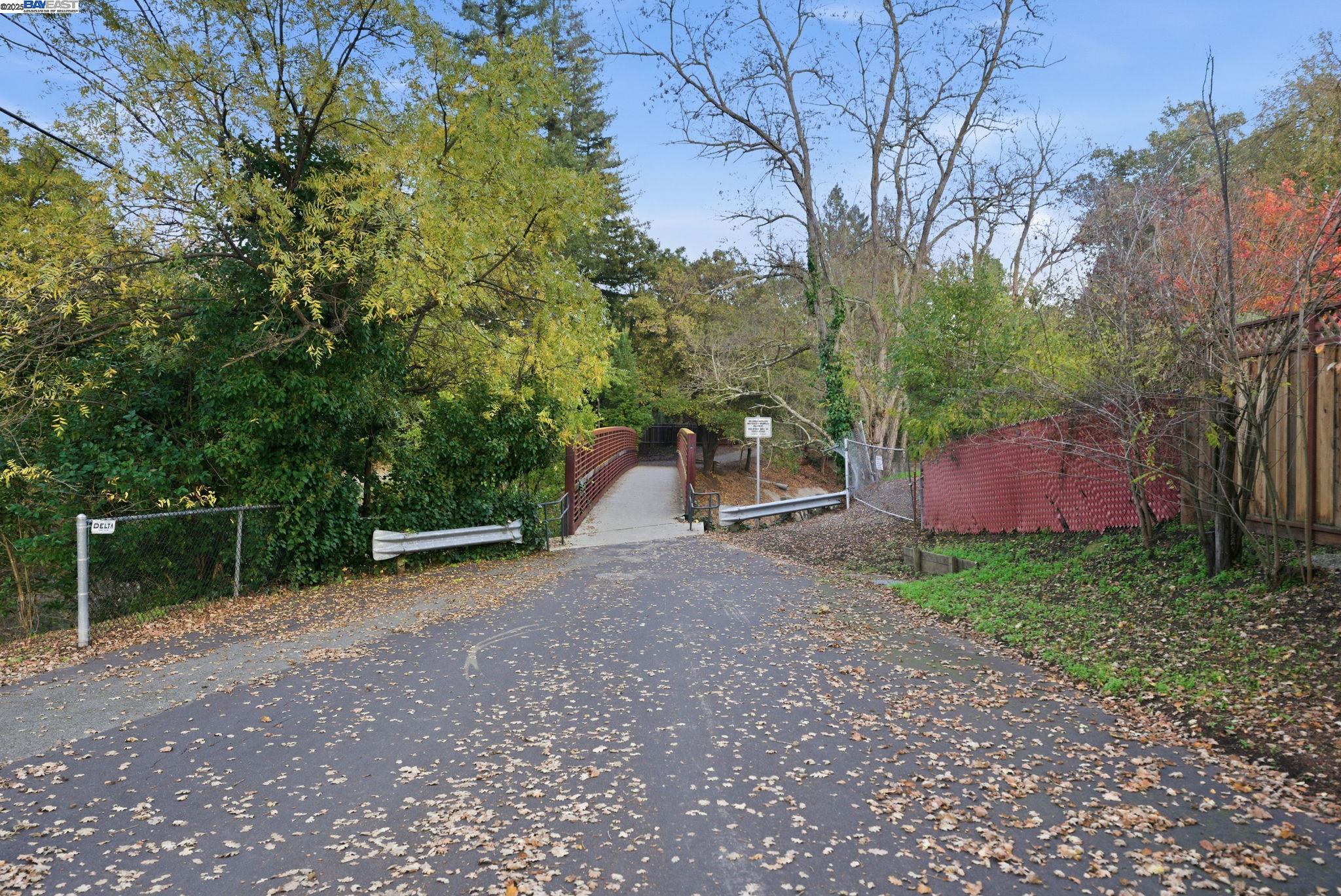 572 Old Farm Rd