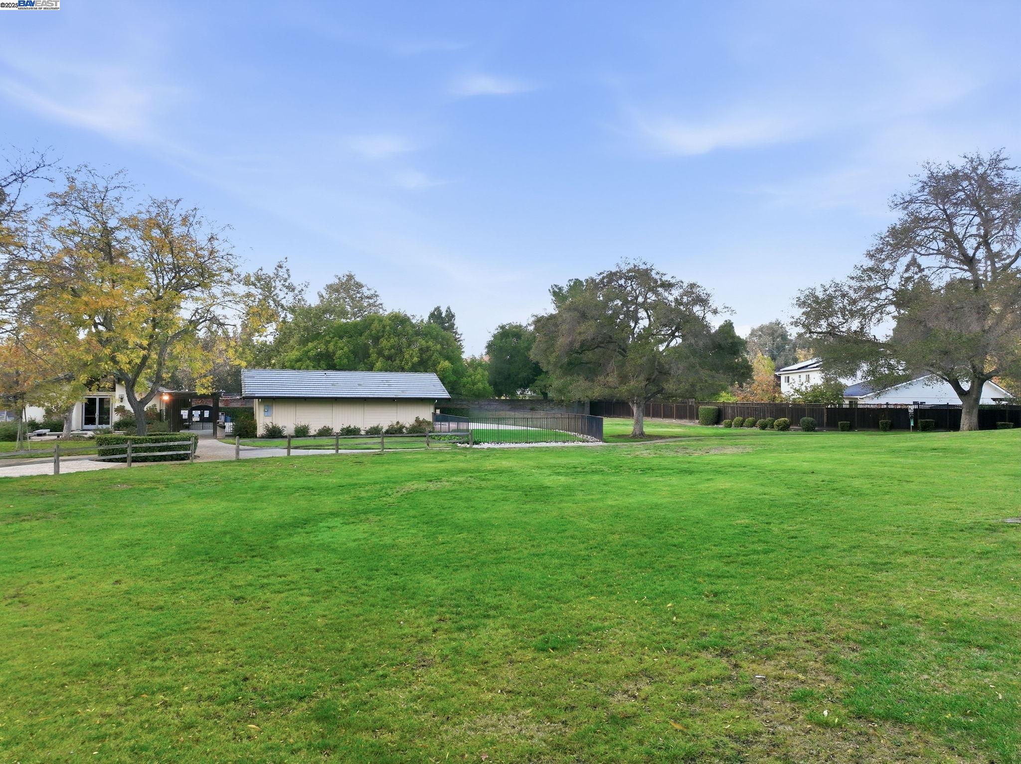 572 Old Farm Rd
