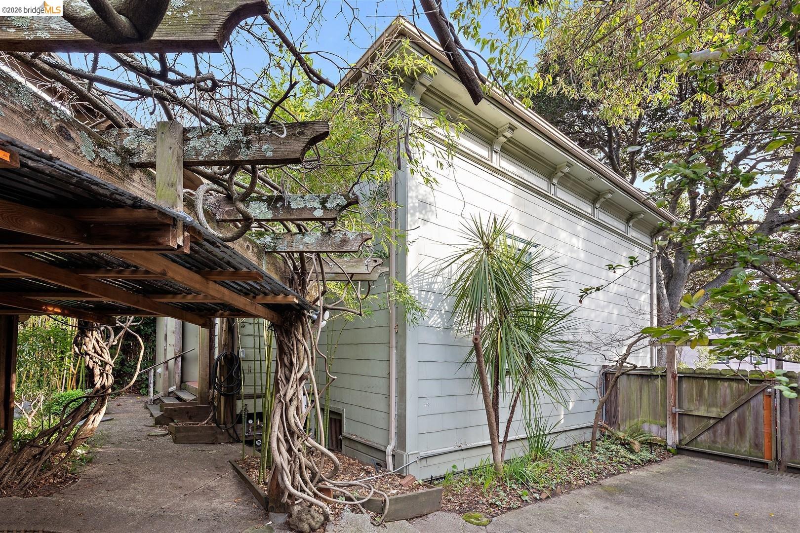 2415 Blake St