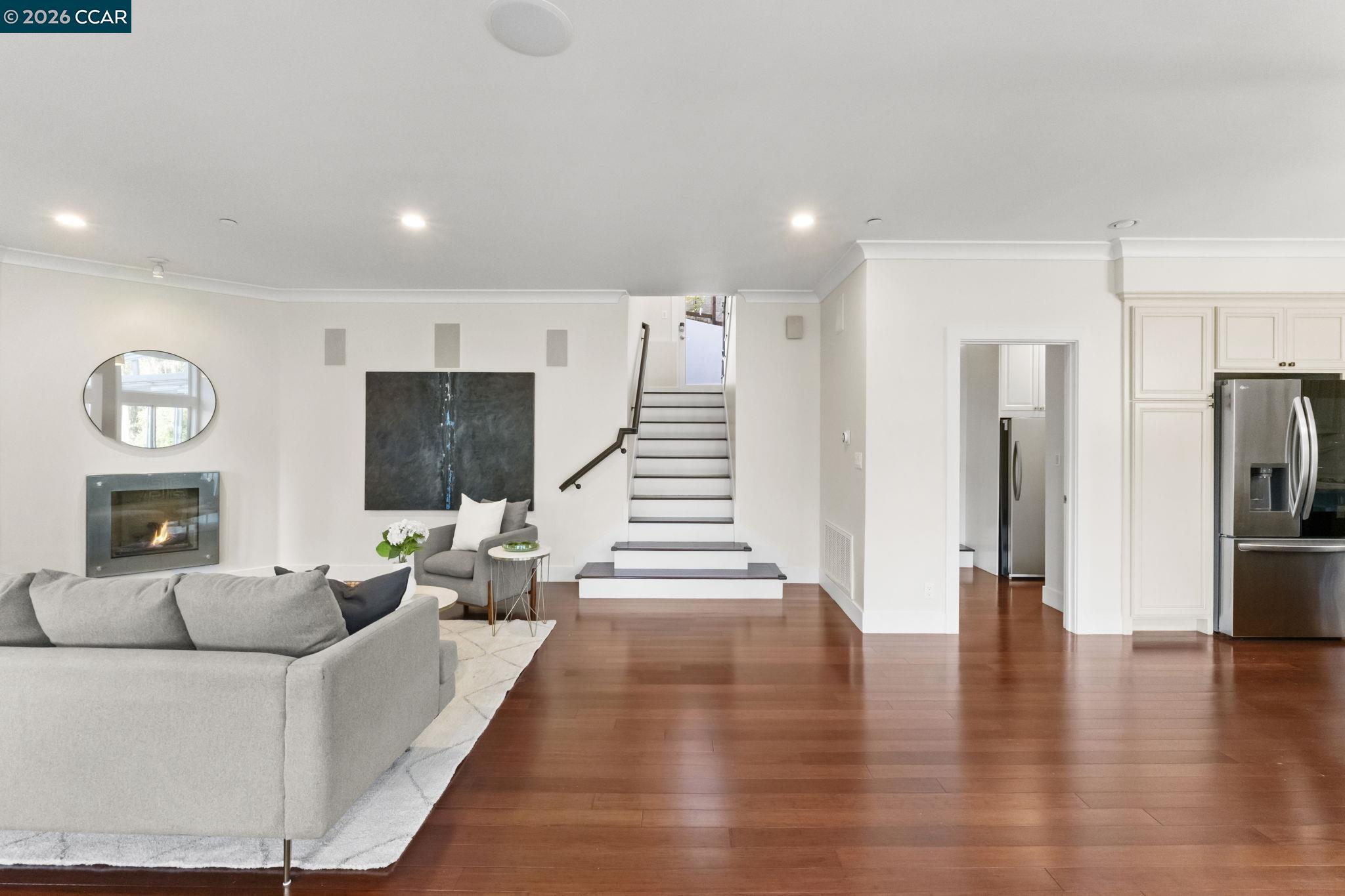 6165 Doncaster Pl
