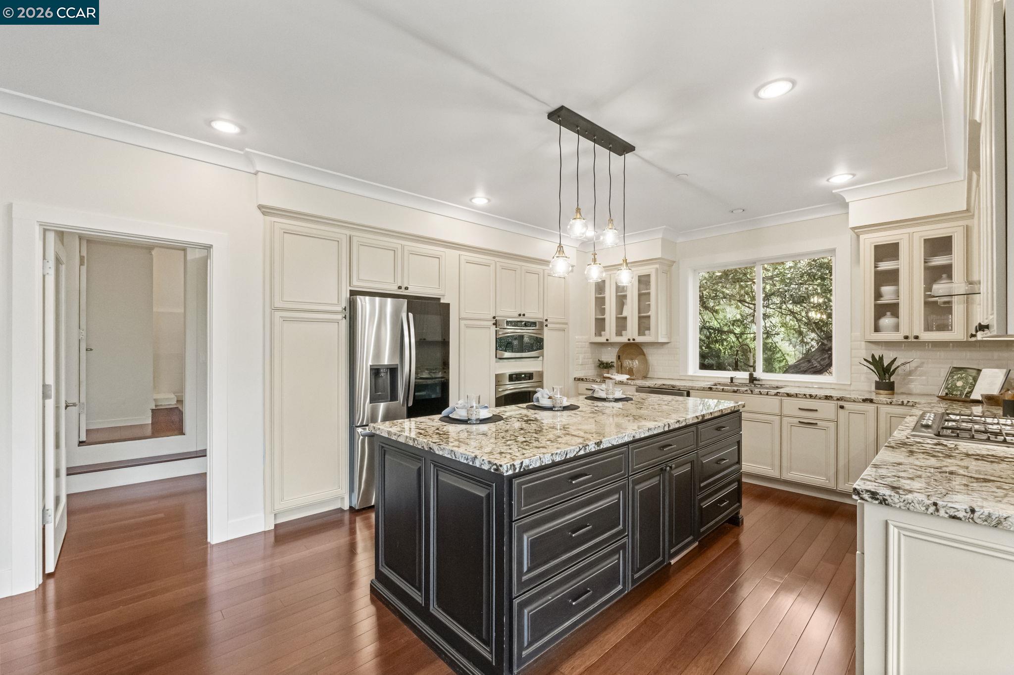 6165 Doncaster Pl