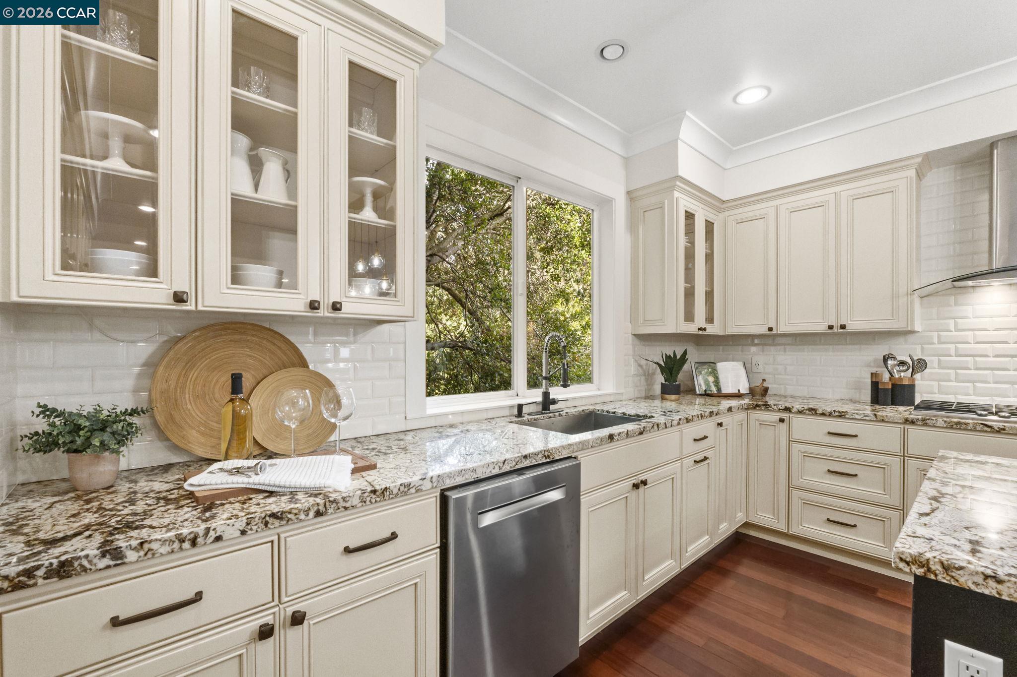 6165 Doncaster Pl