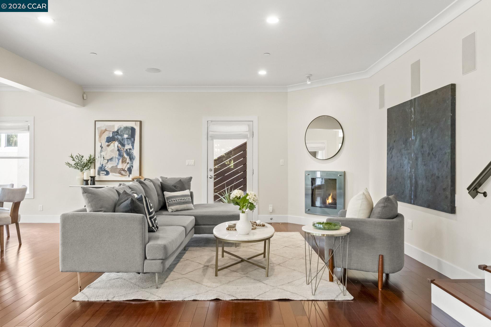 6165 Doncaster Pl