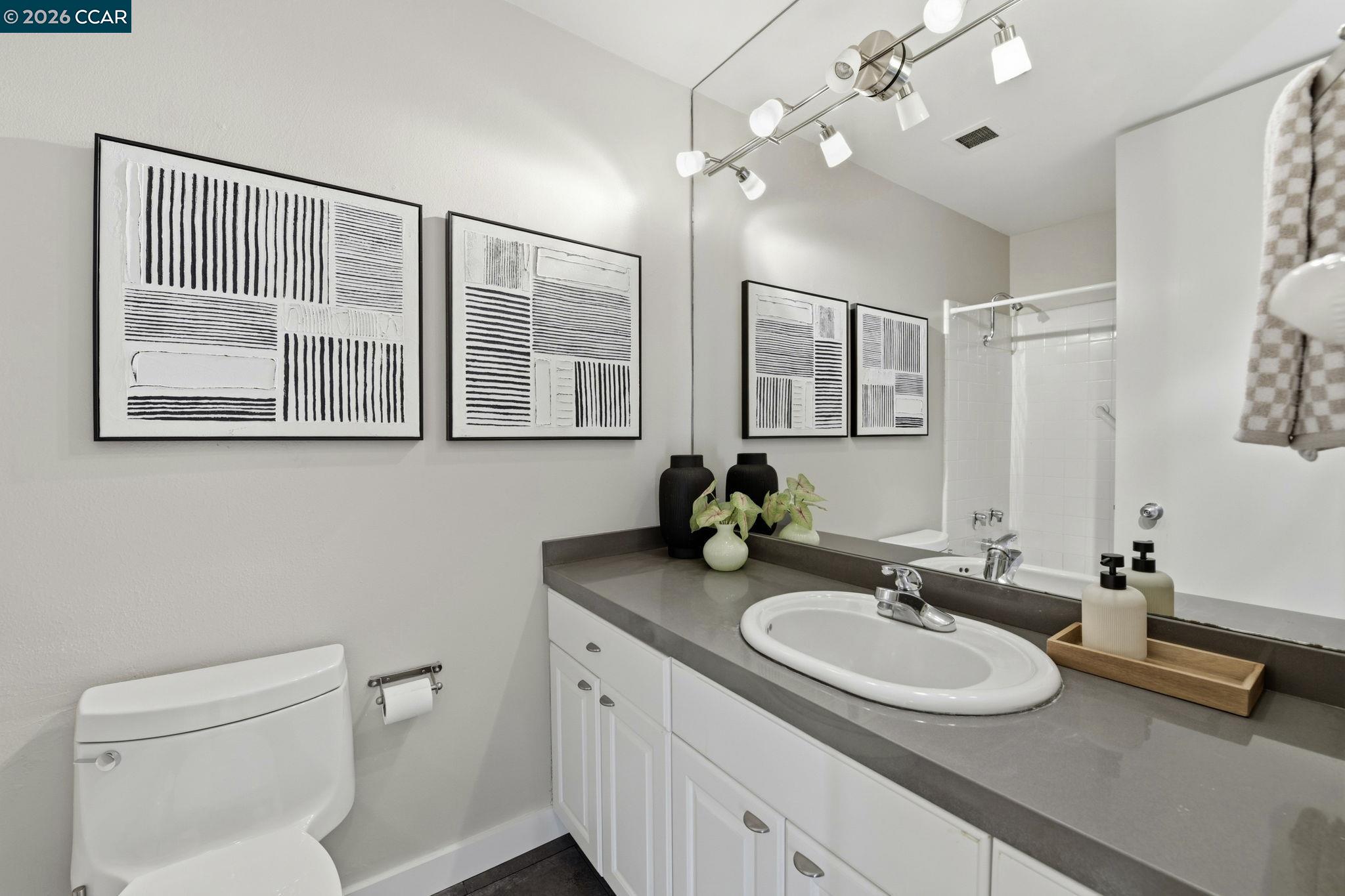565 Bellevue Ave # 1403