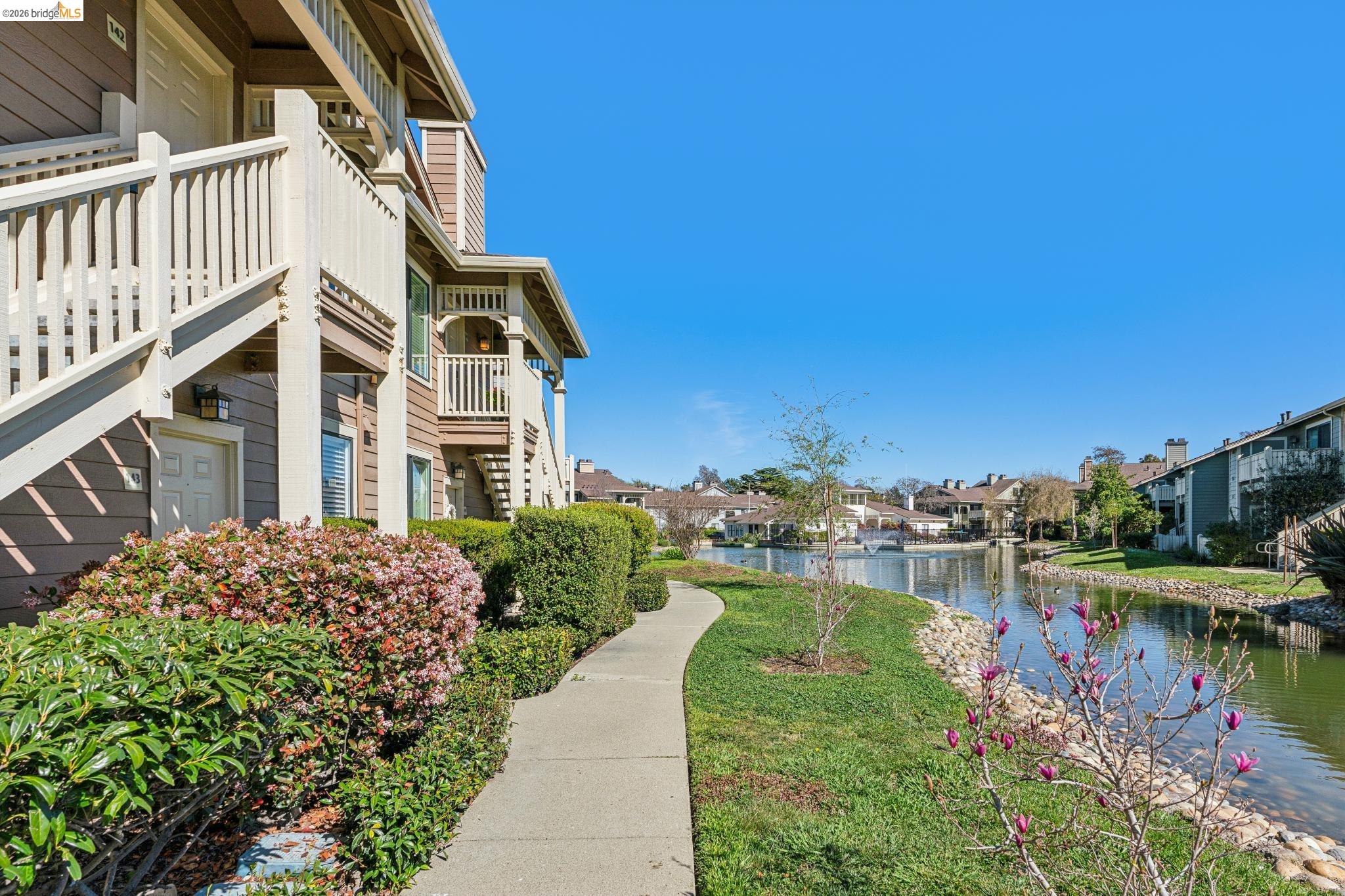 142 Shoreline Ct