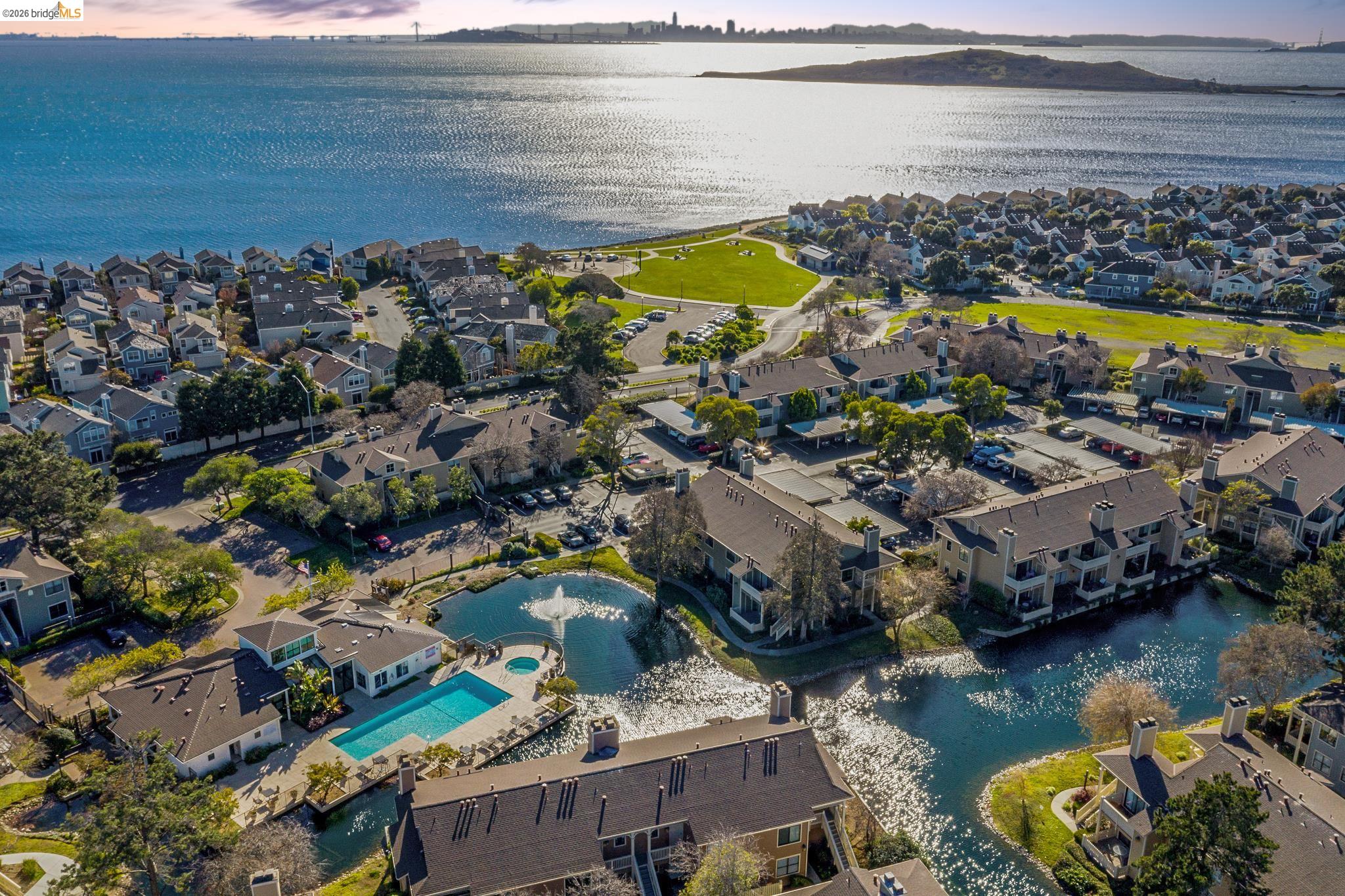 142 Shoreline Ct