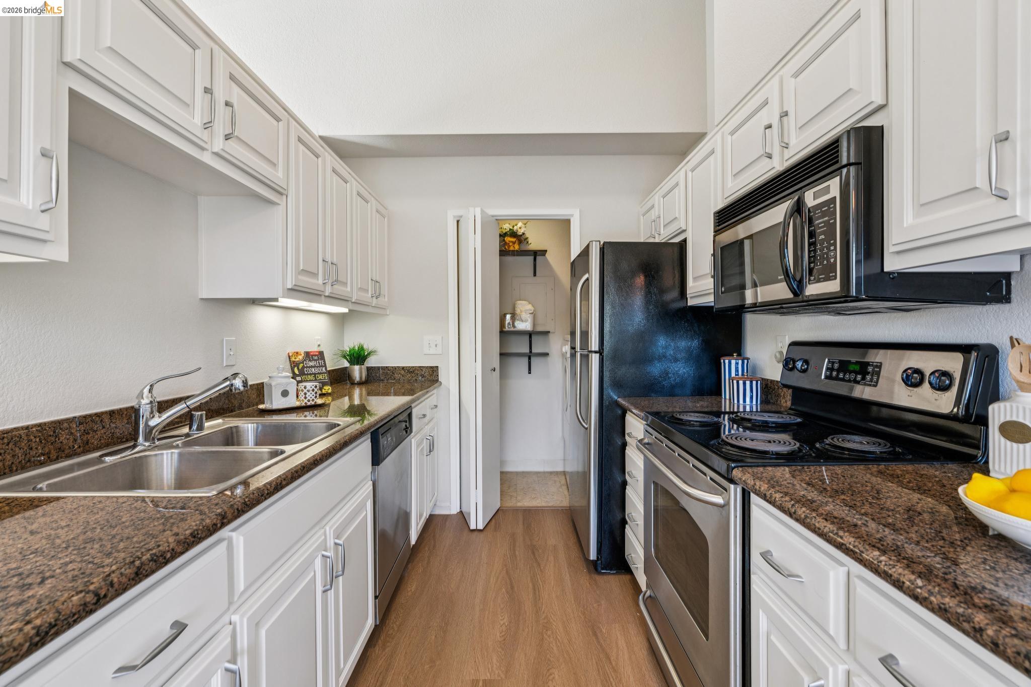 142 Shoreline Ct