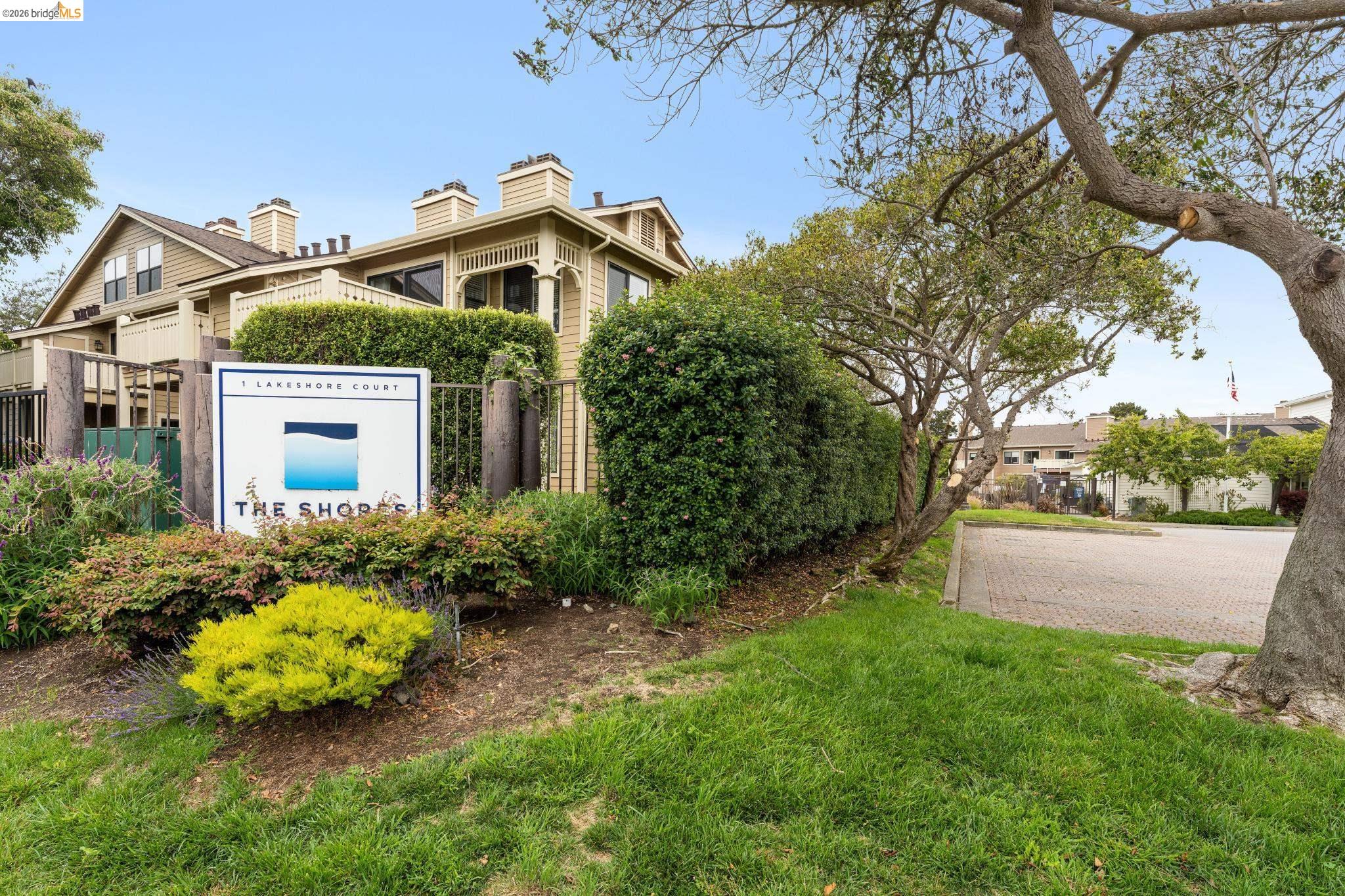 142 Shoreline Ct