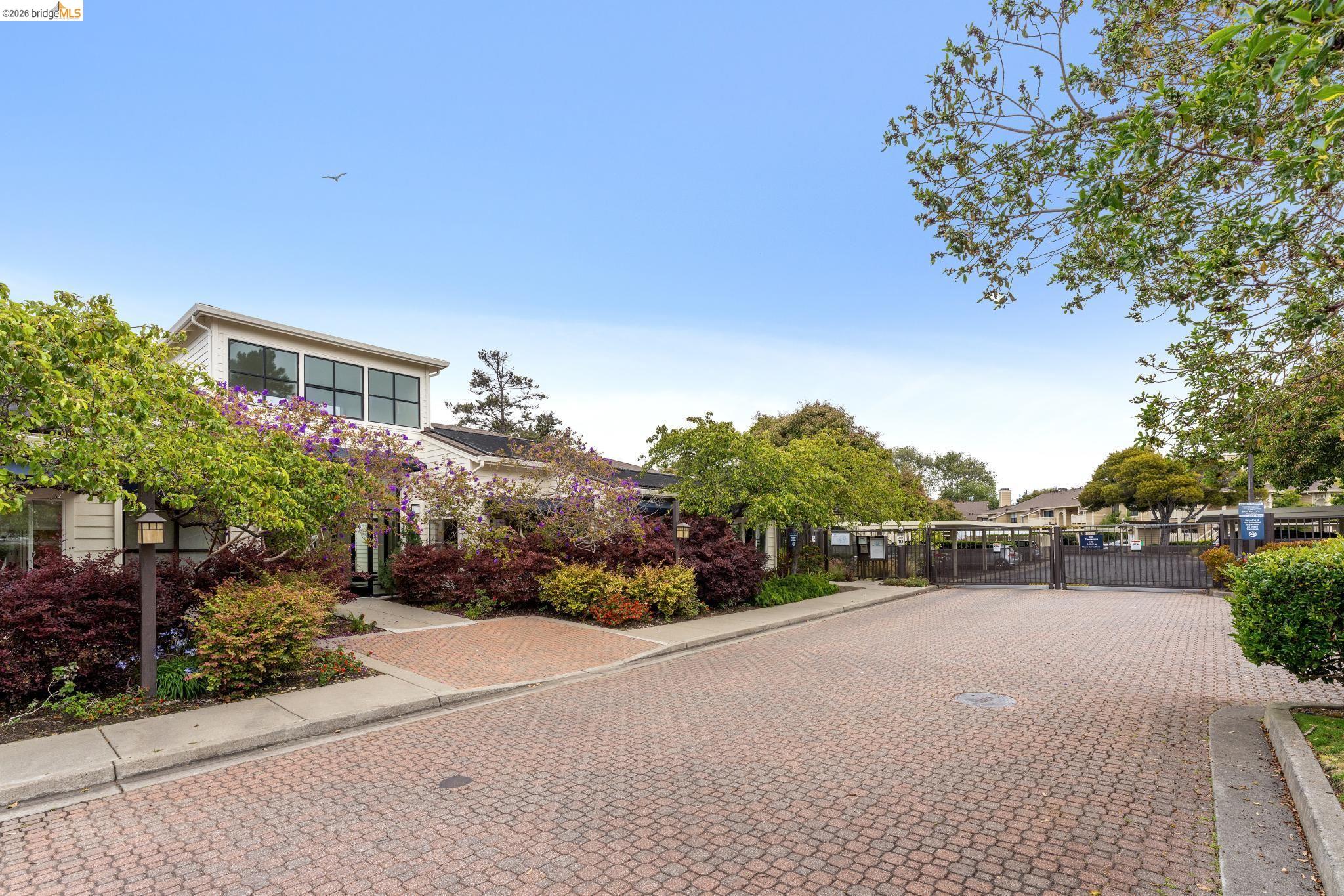 142 Shoreline Ct