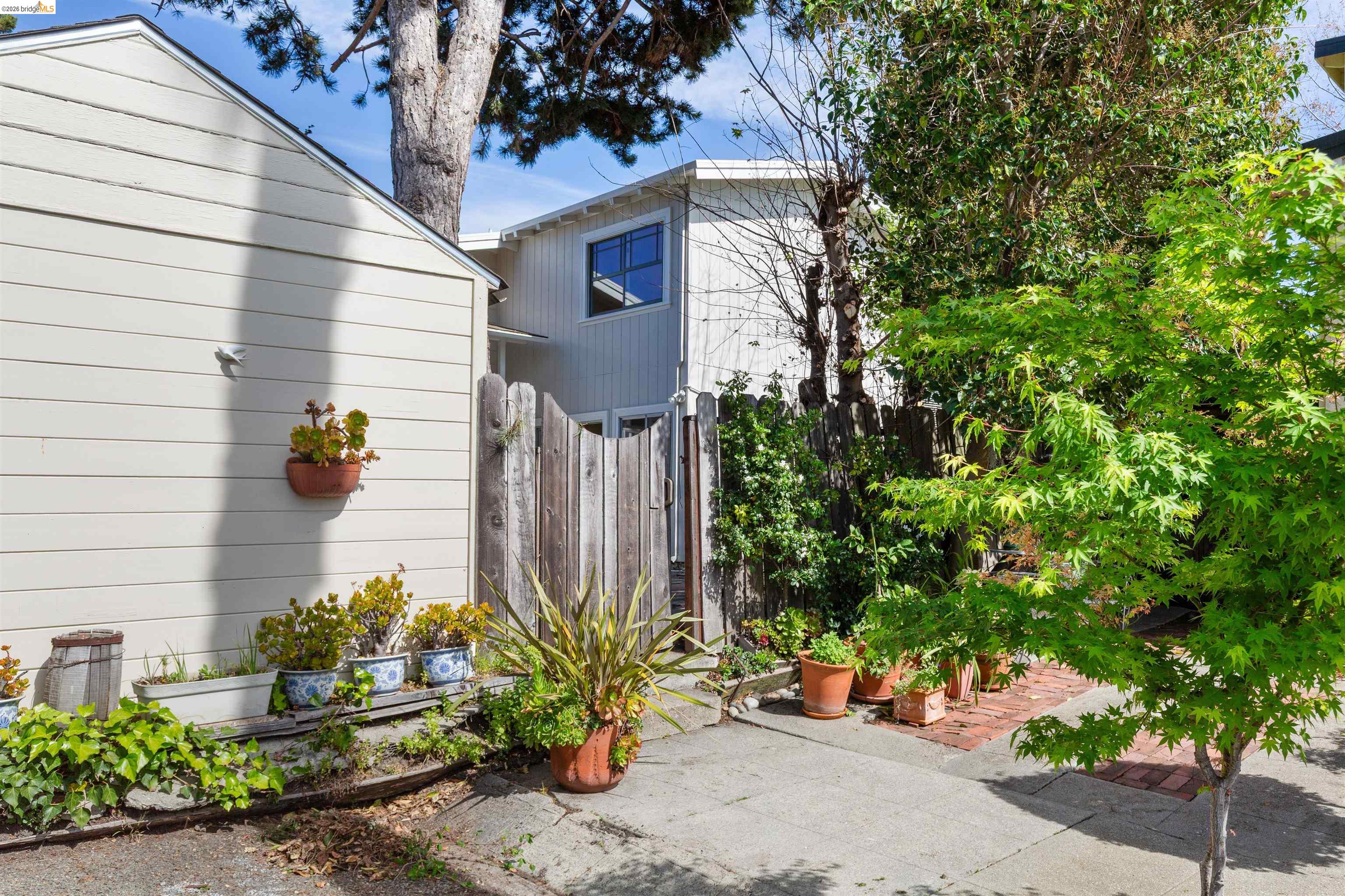 33 Ramona Ave