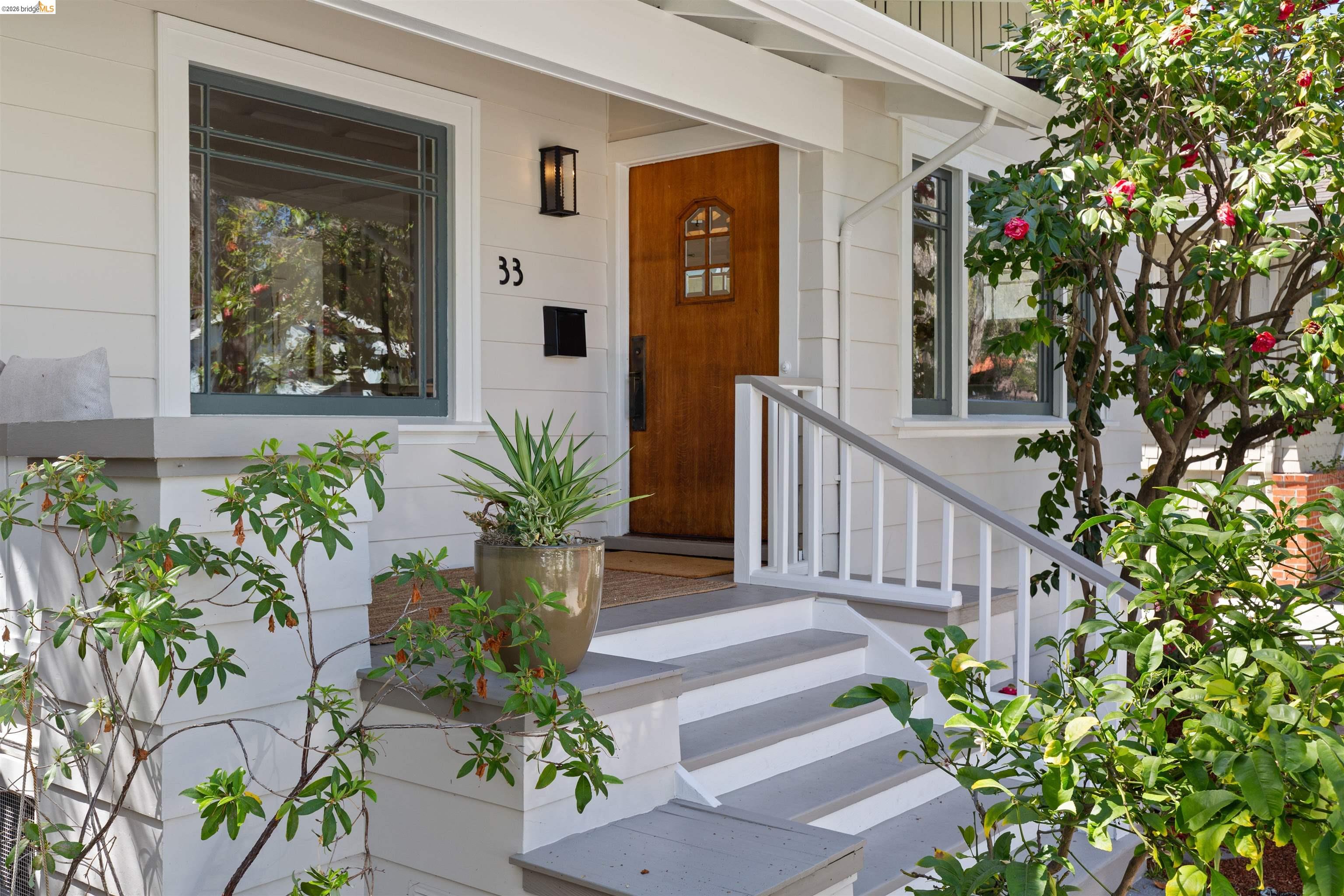 33 Ramona Ave