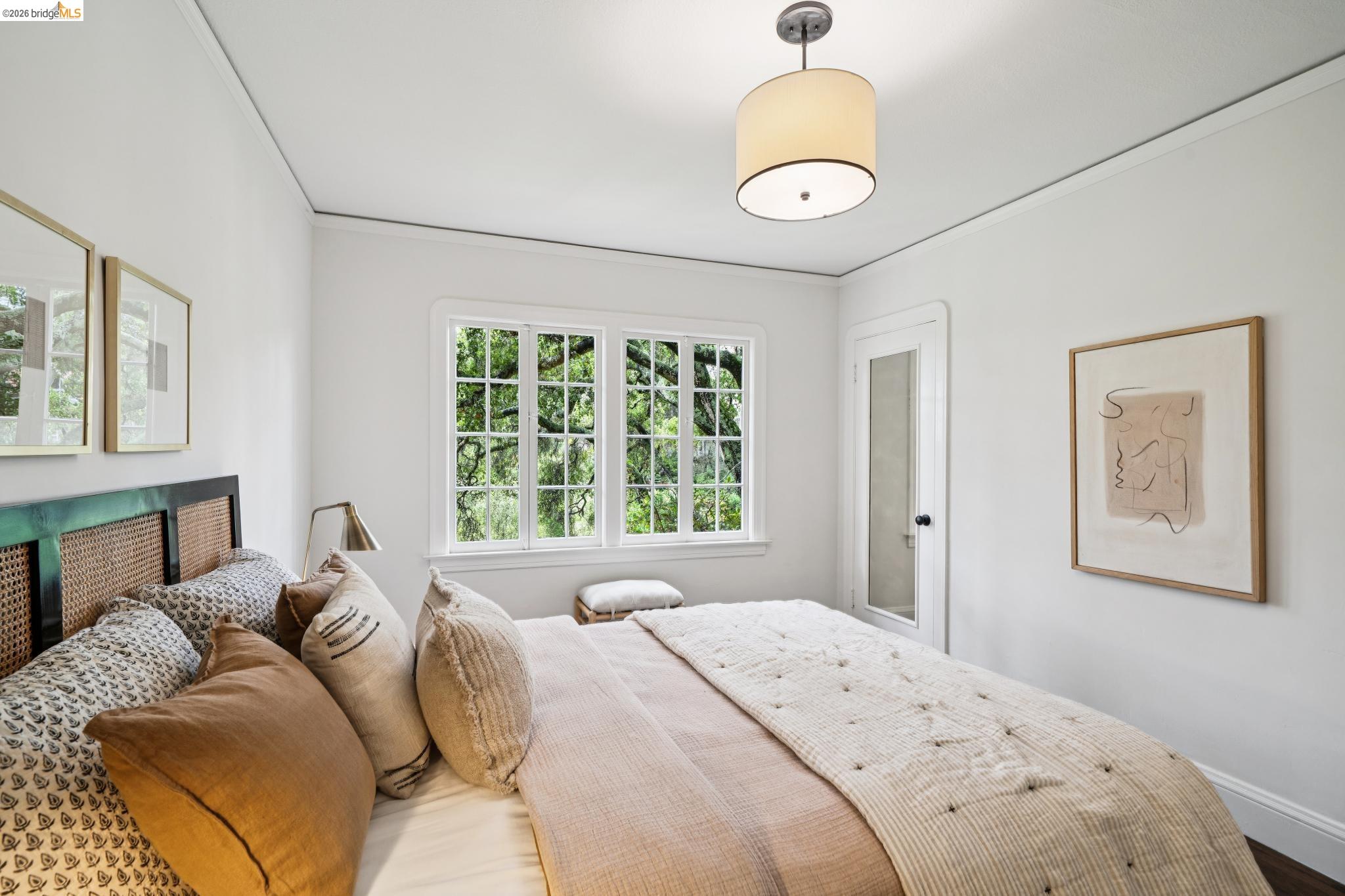 5617 Moraga