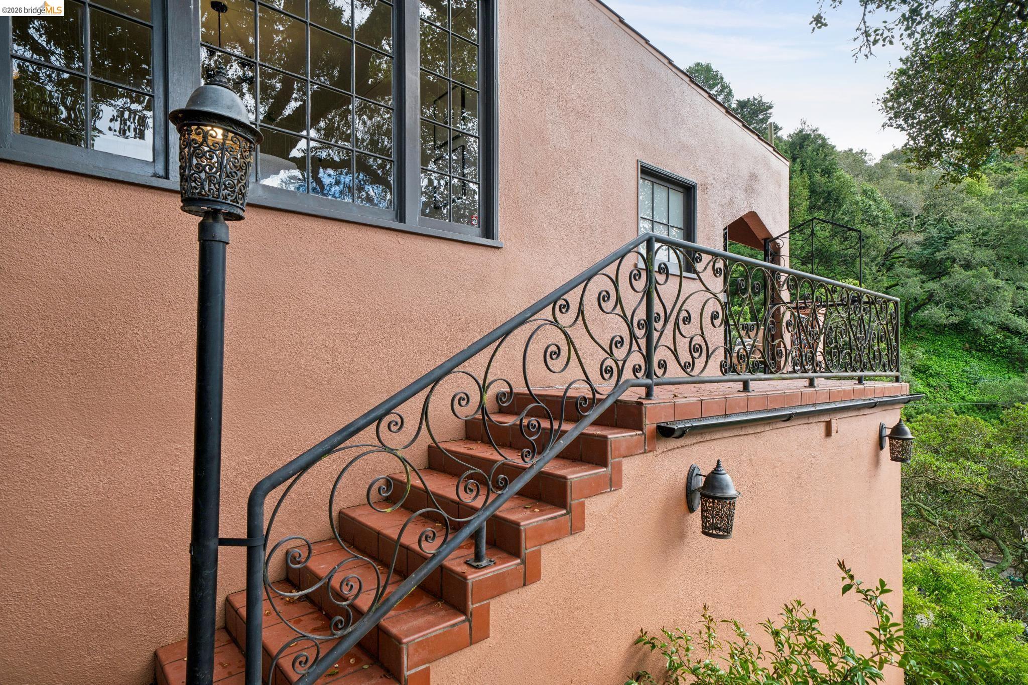 5617 Moraga