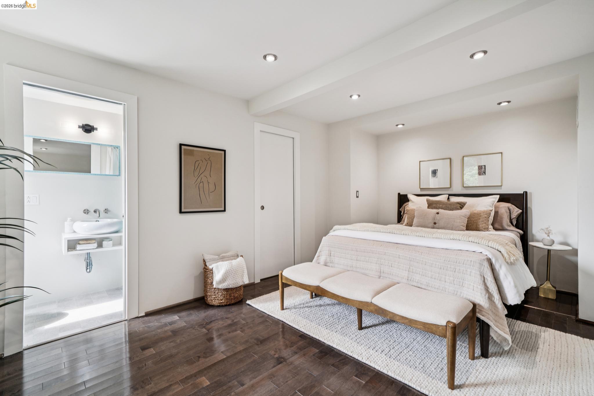 5617 Moraga