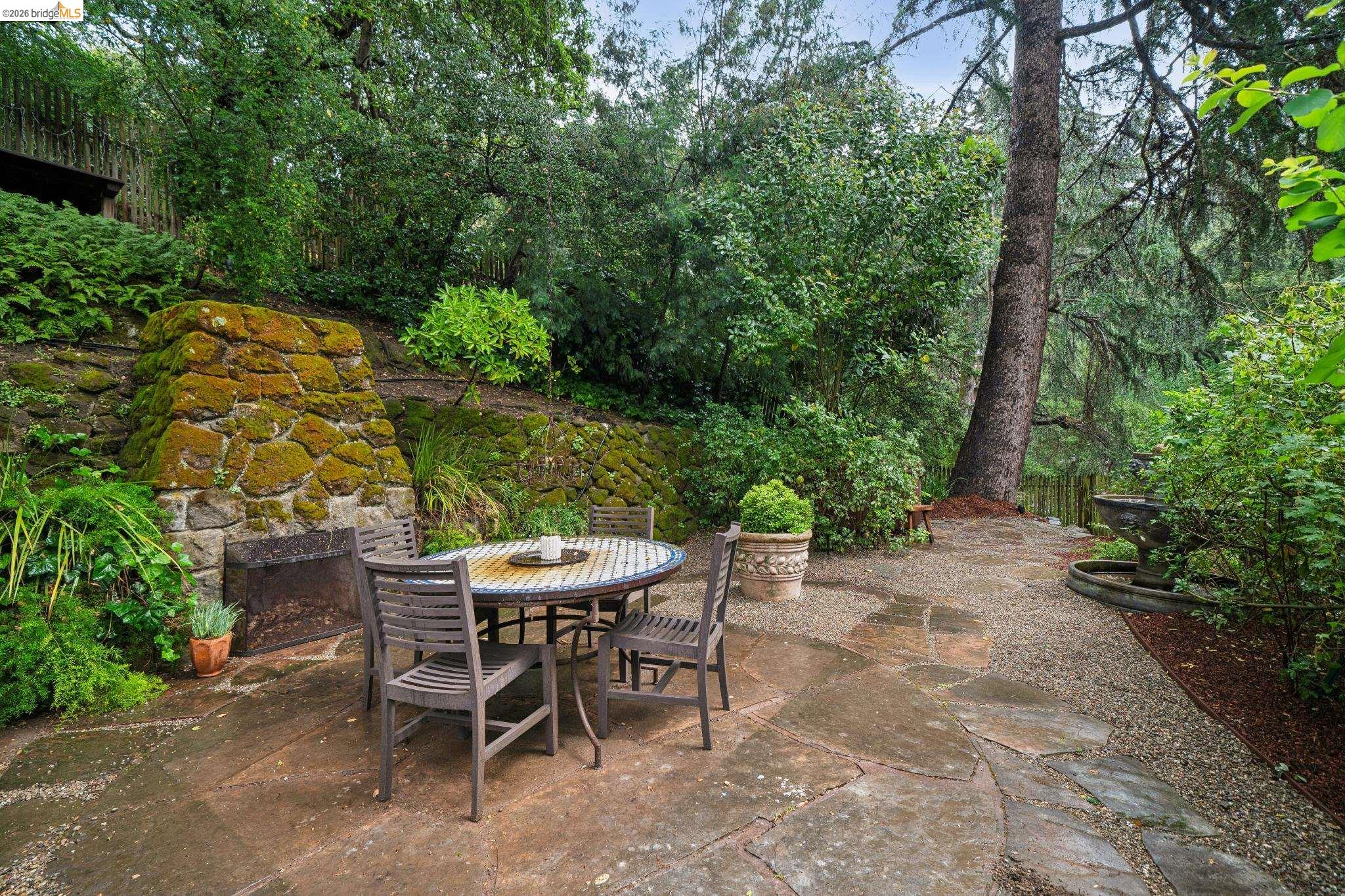 5617 Moraga