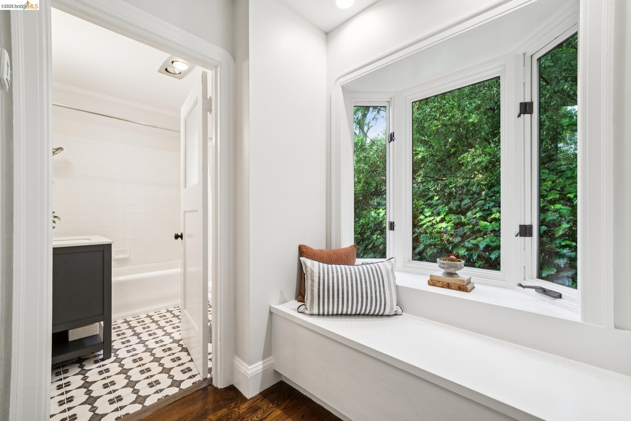 5617 Moraga