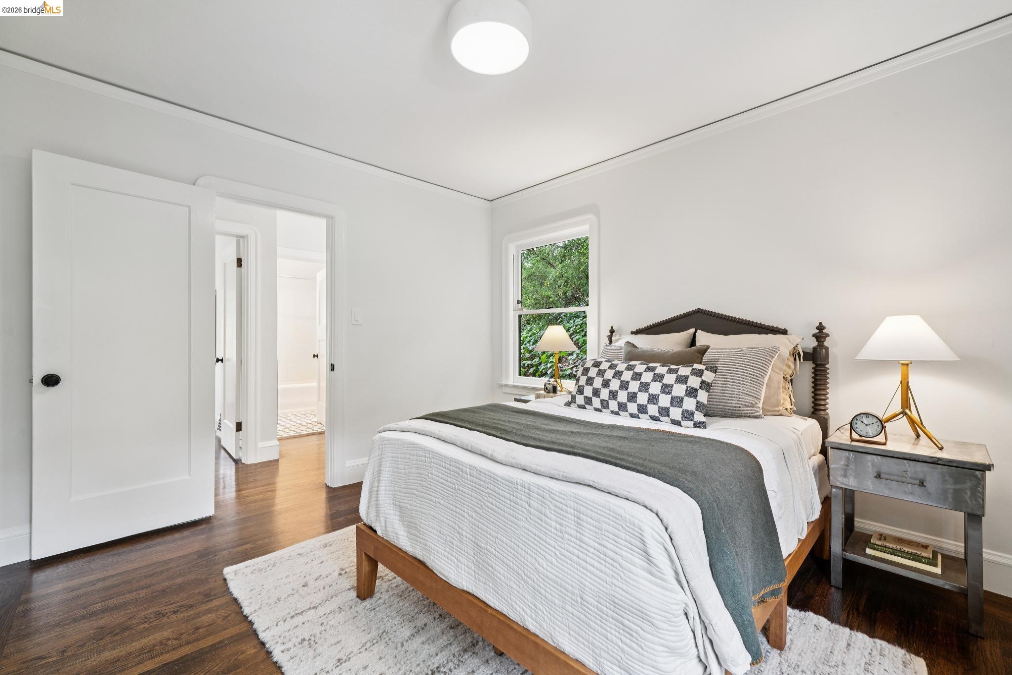 5617 Moraga