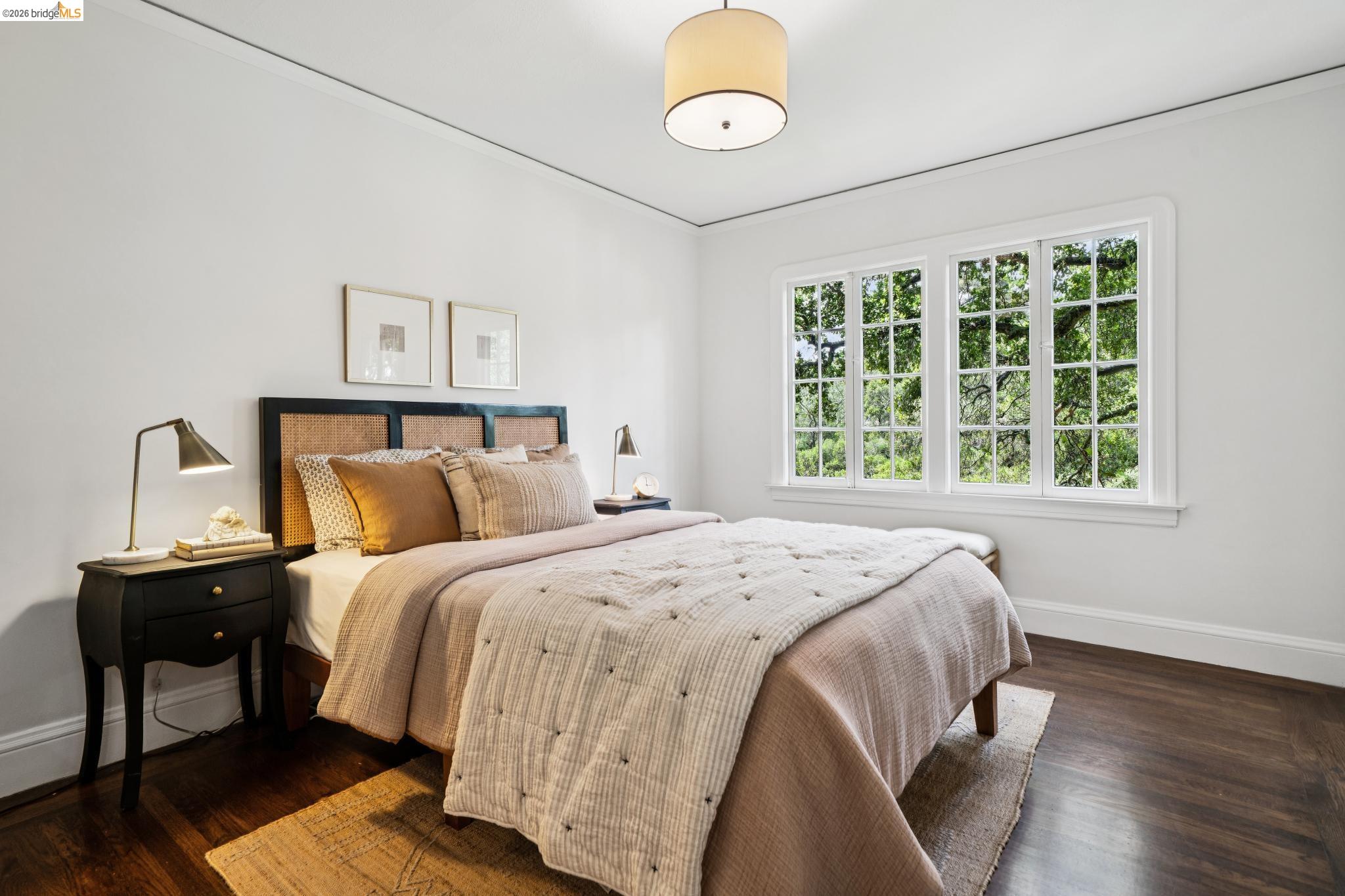 5617 Moraga