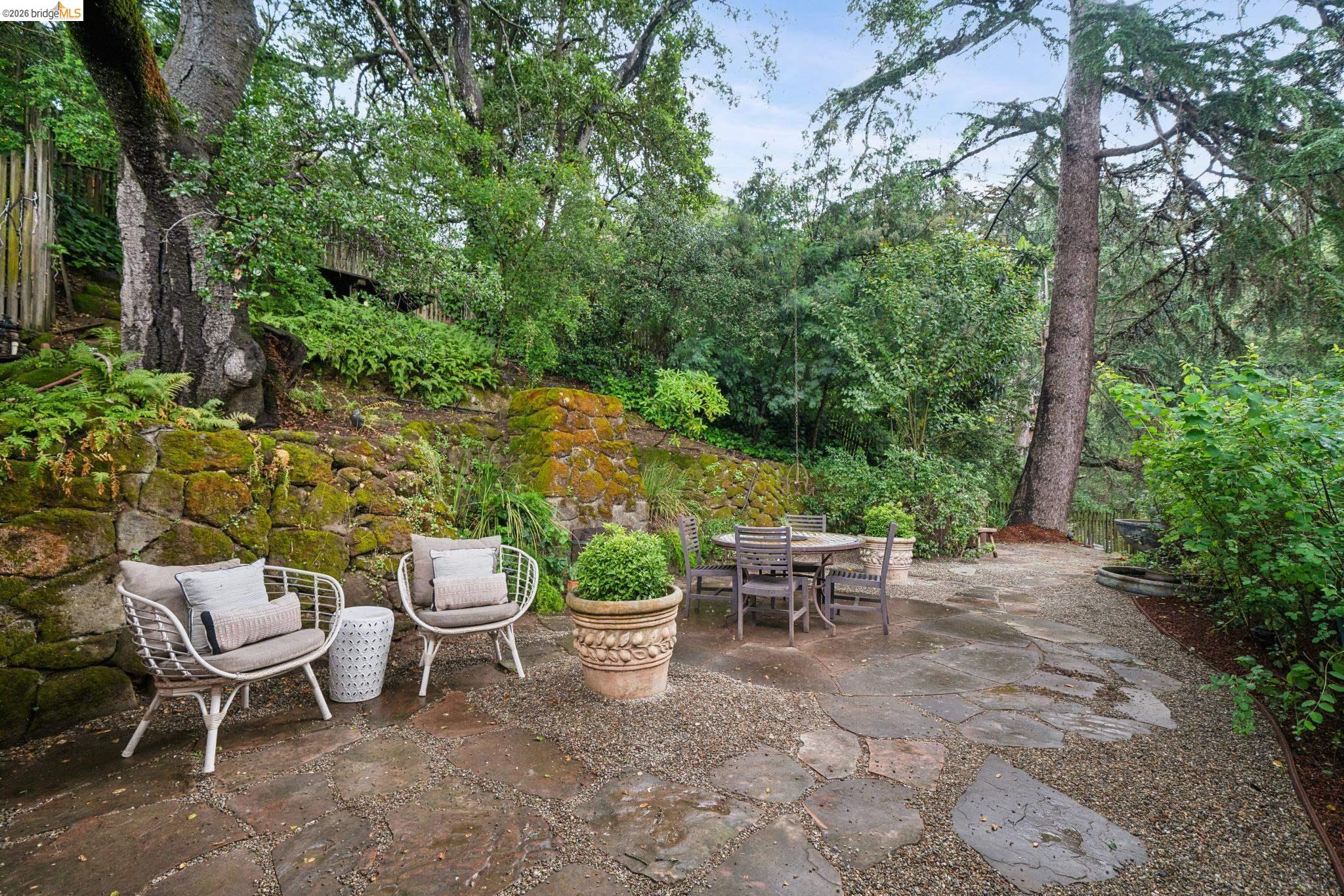 5617 Moraga