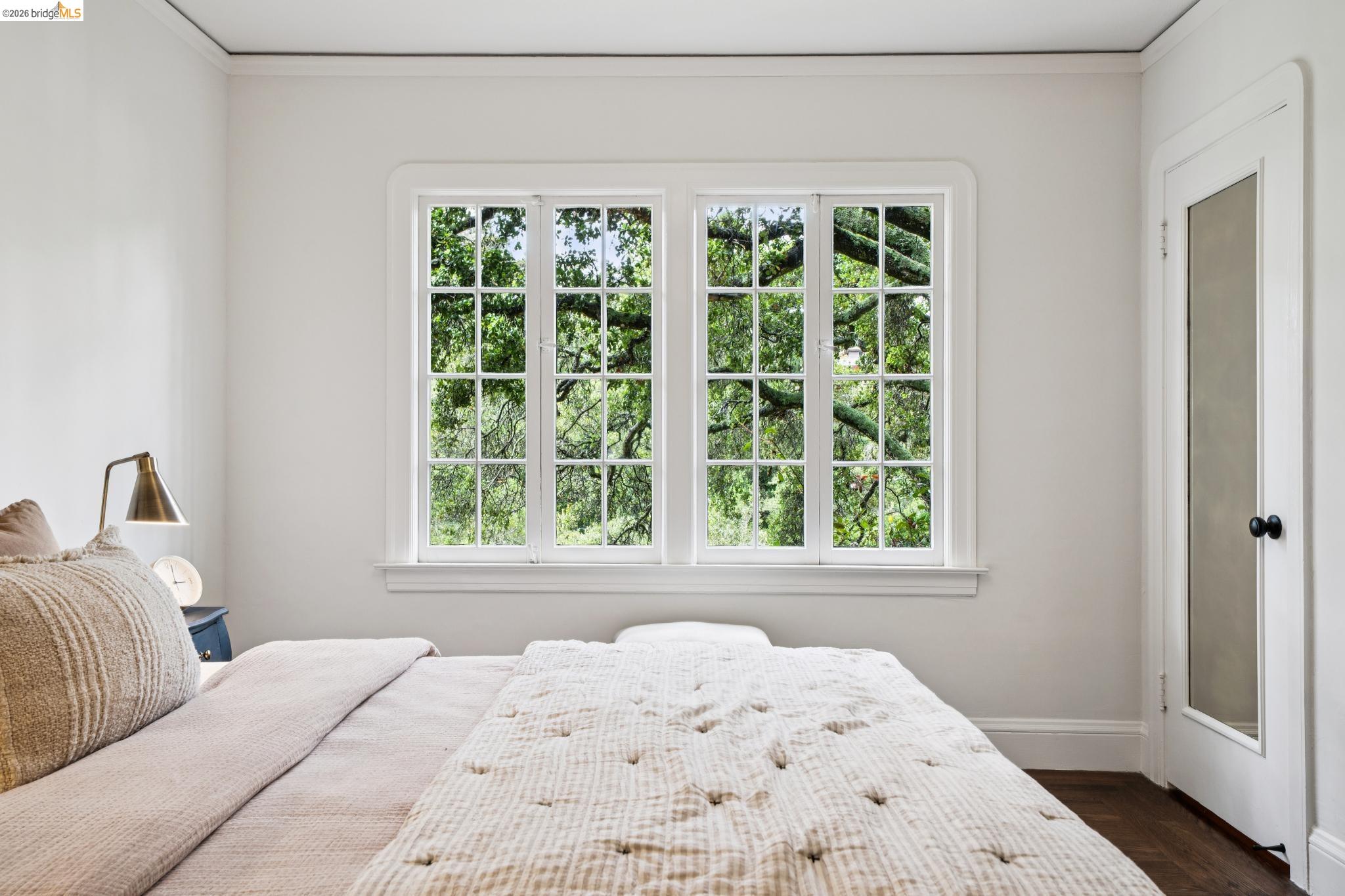 5617 Moraga