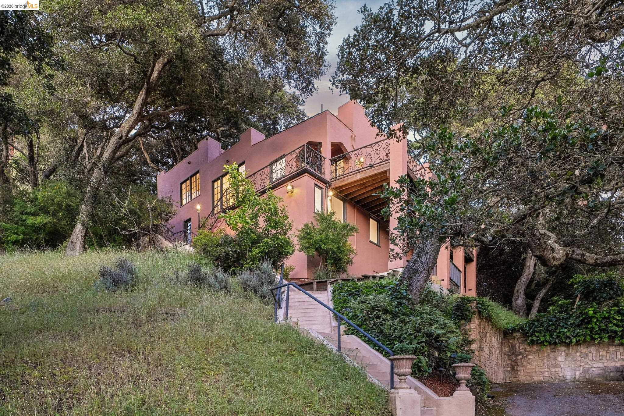 5617 Moraga