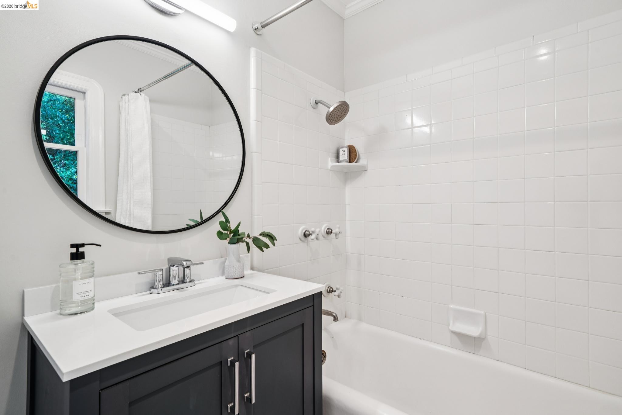 5617 Moraga