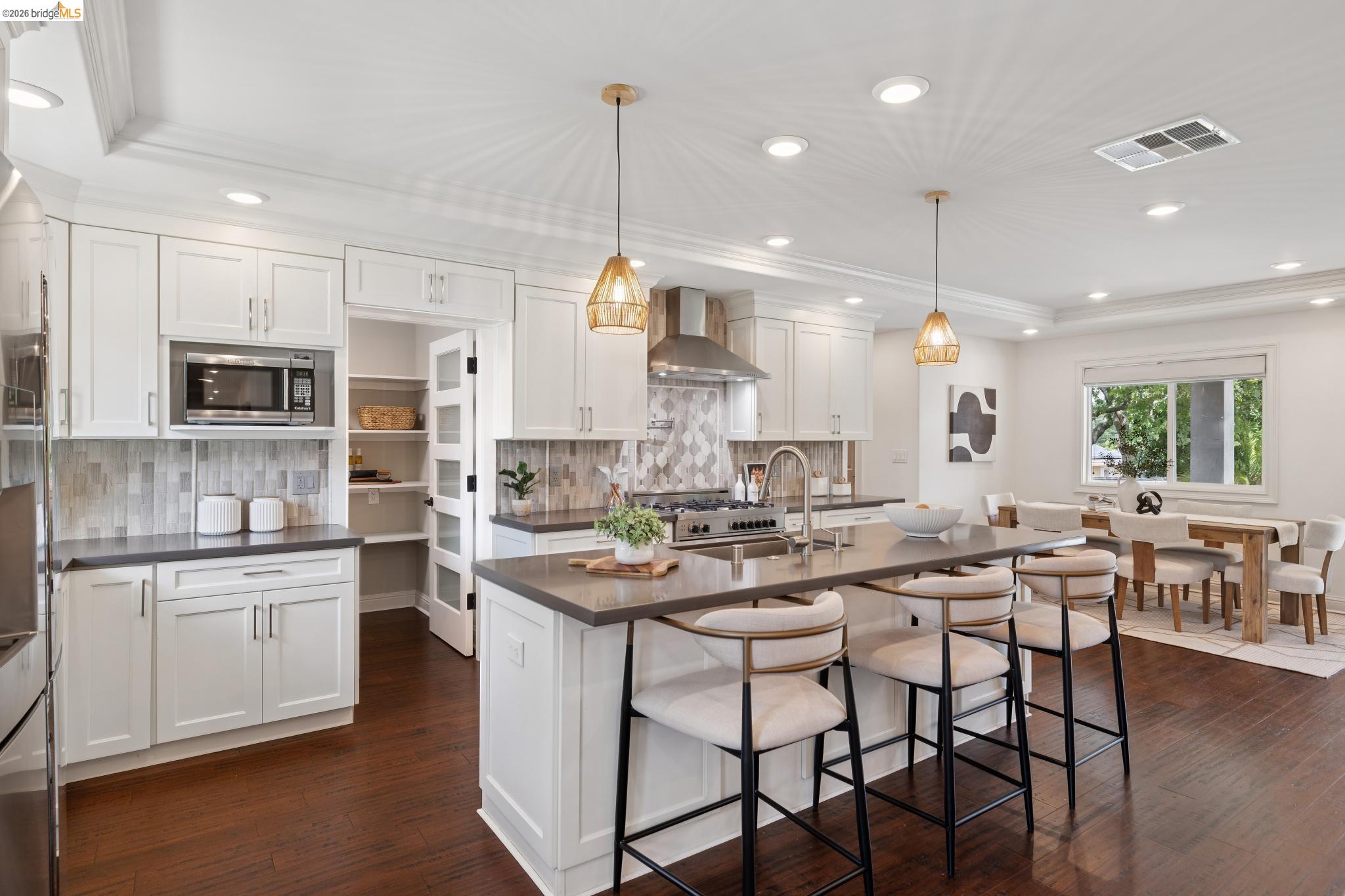230 Valley Dr