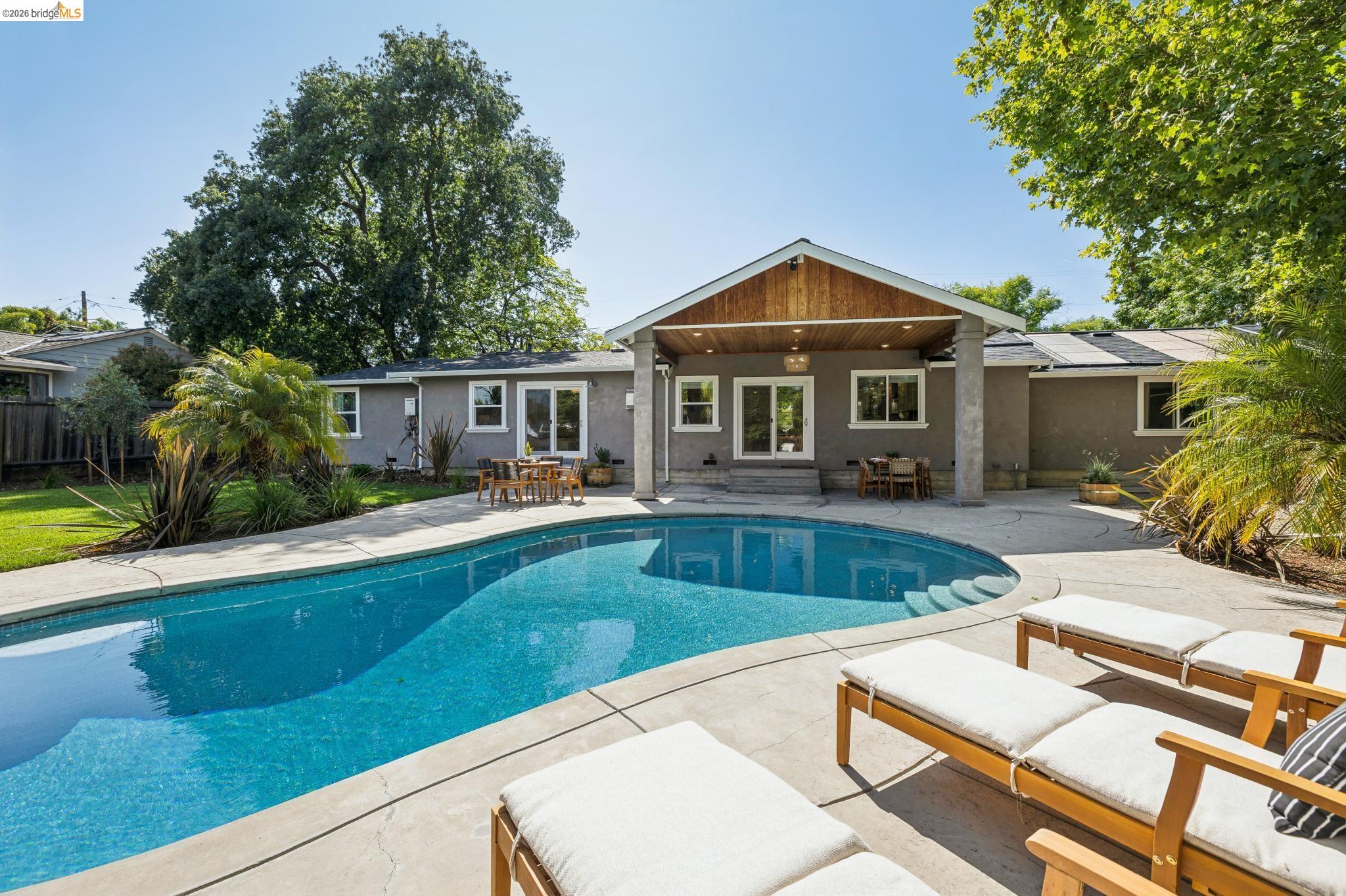 230 Valley Dr