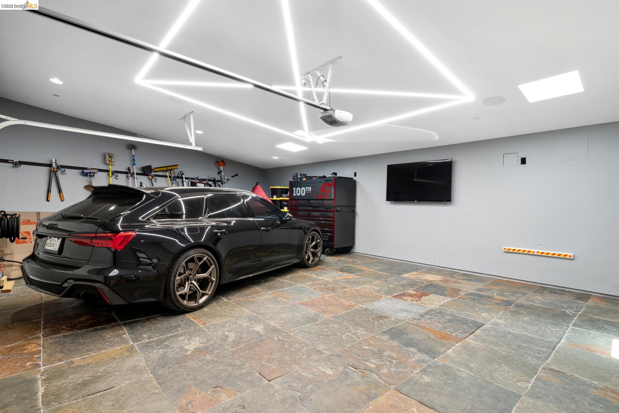 6343 Skyline Blvd
