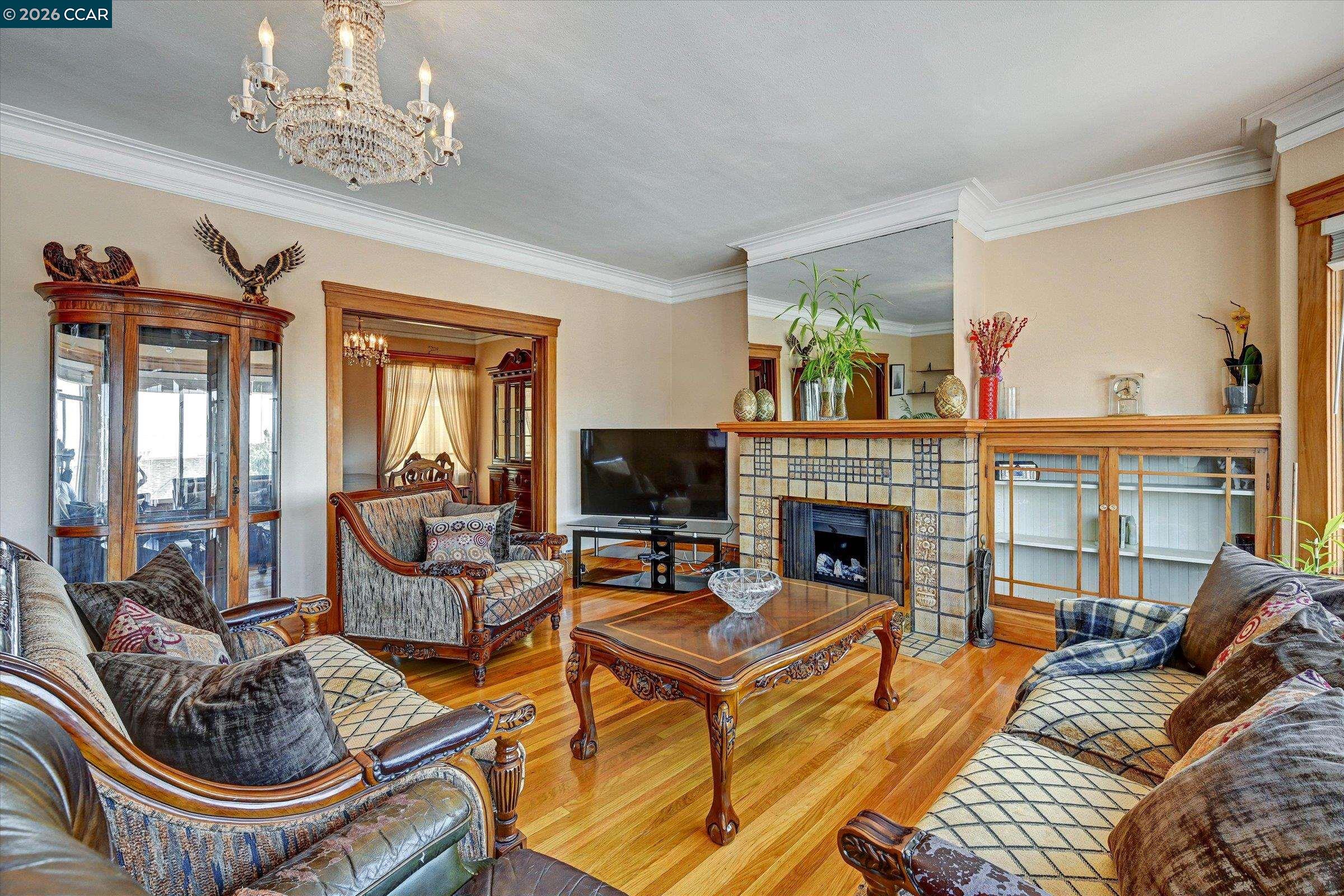 862-864 33Rd Ave