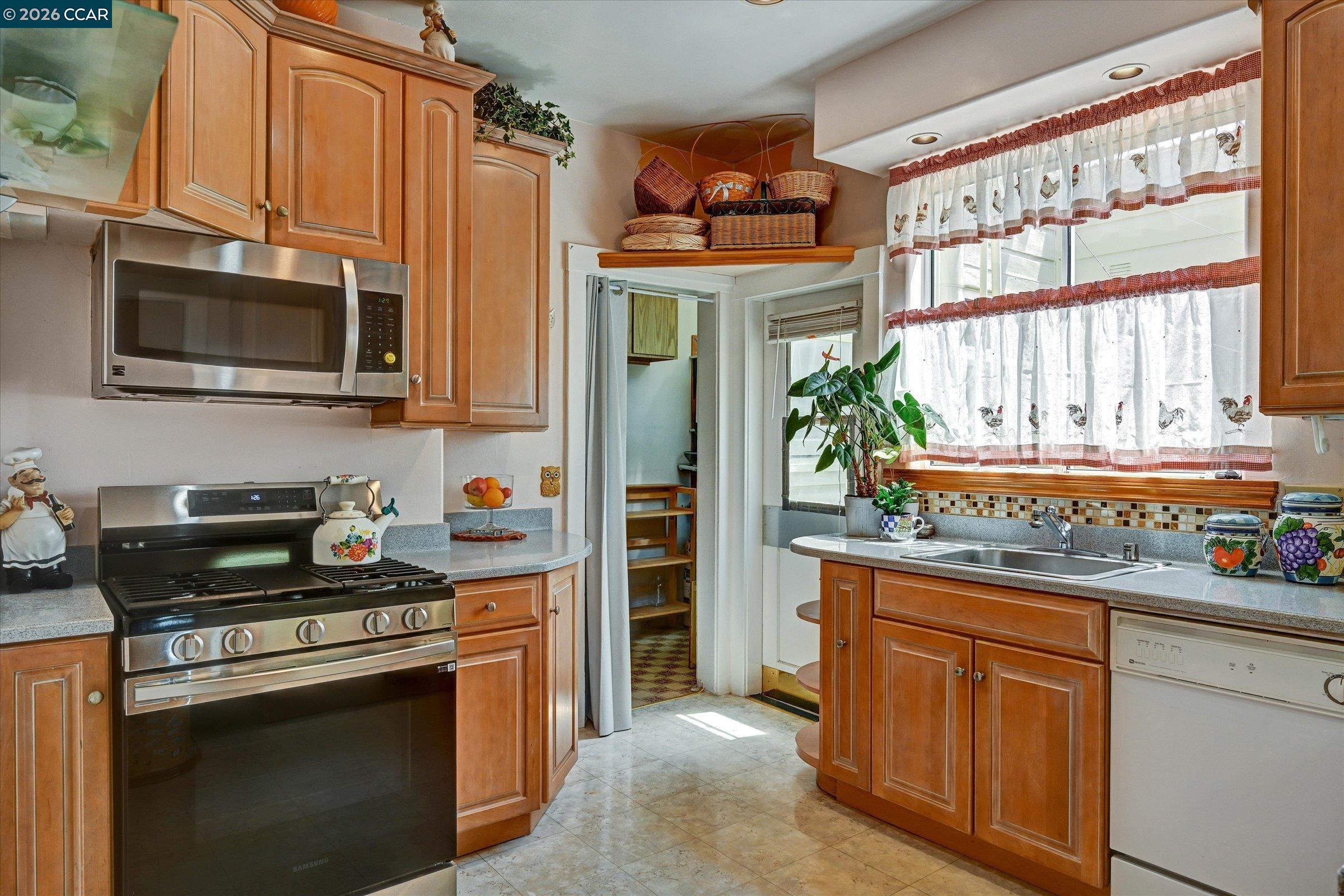 862-864 33Rd Ave