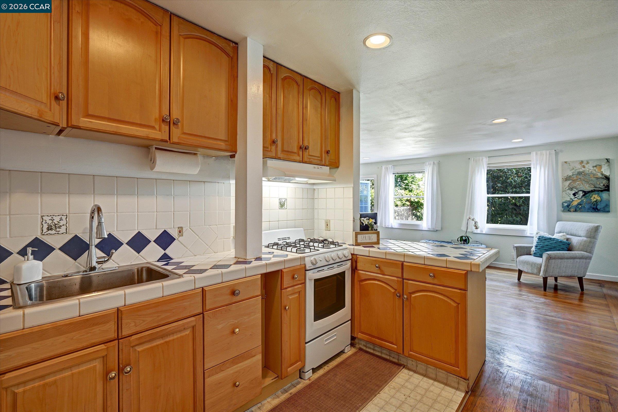 862-864 33Rd Ave
