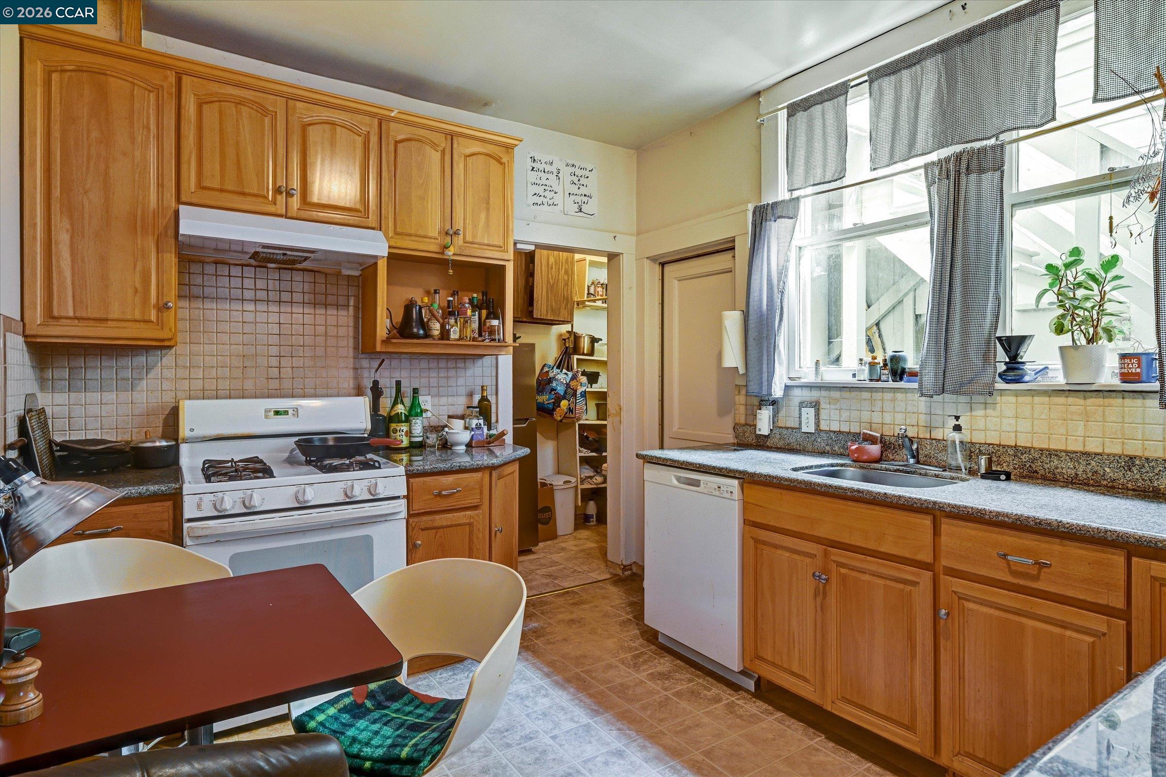 862-864 33Rd Ave