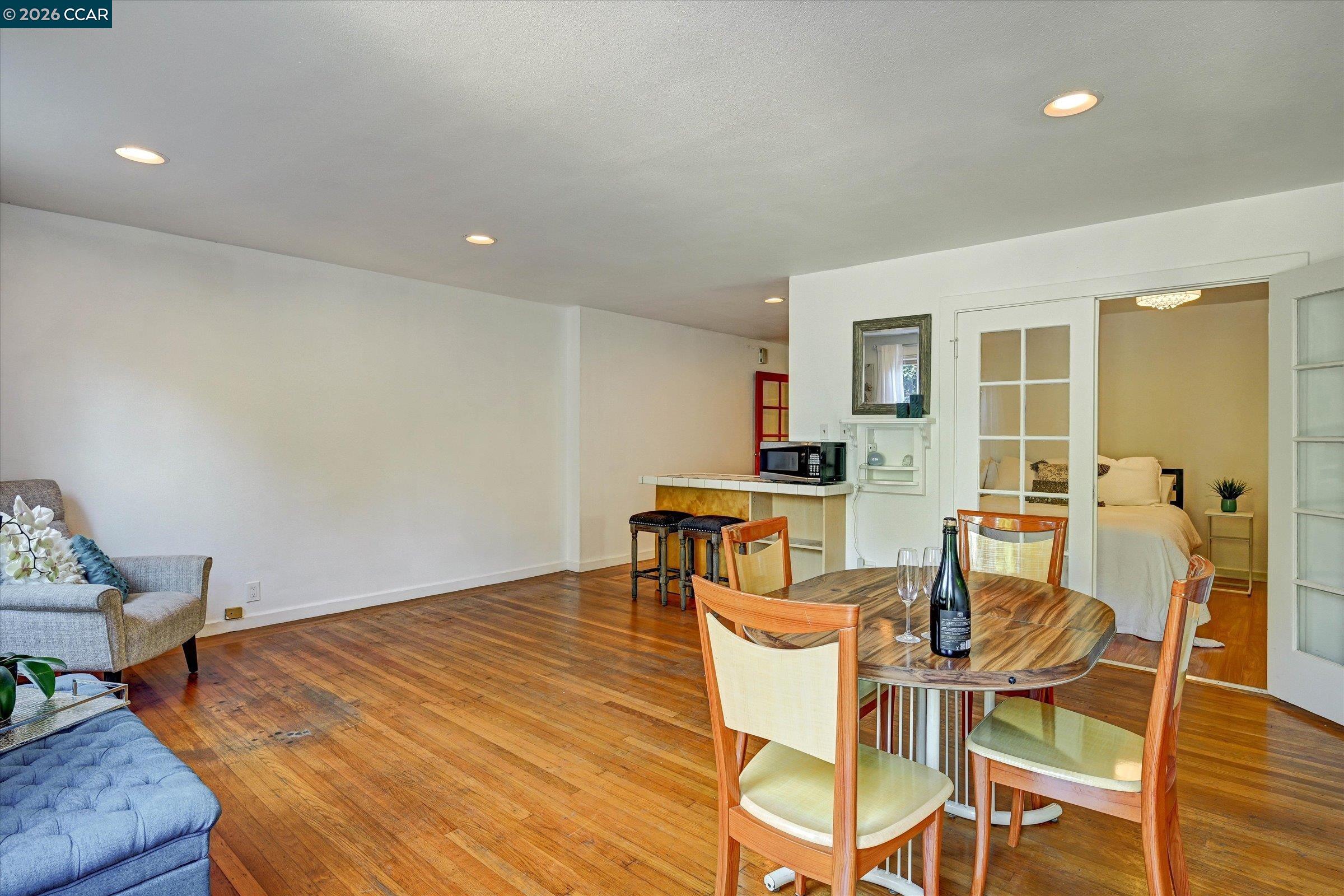 862-864 33Rd Ave