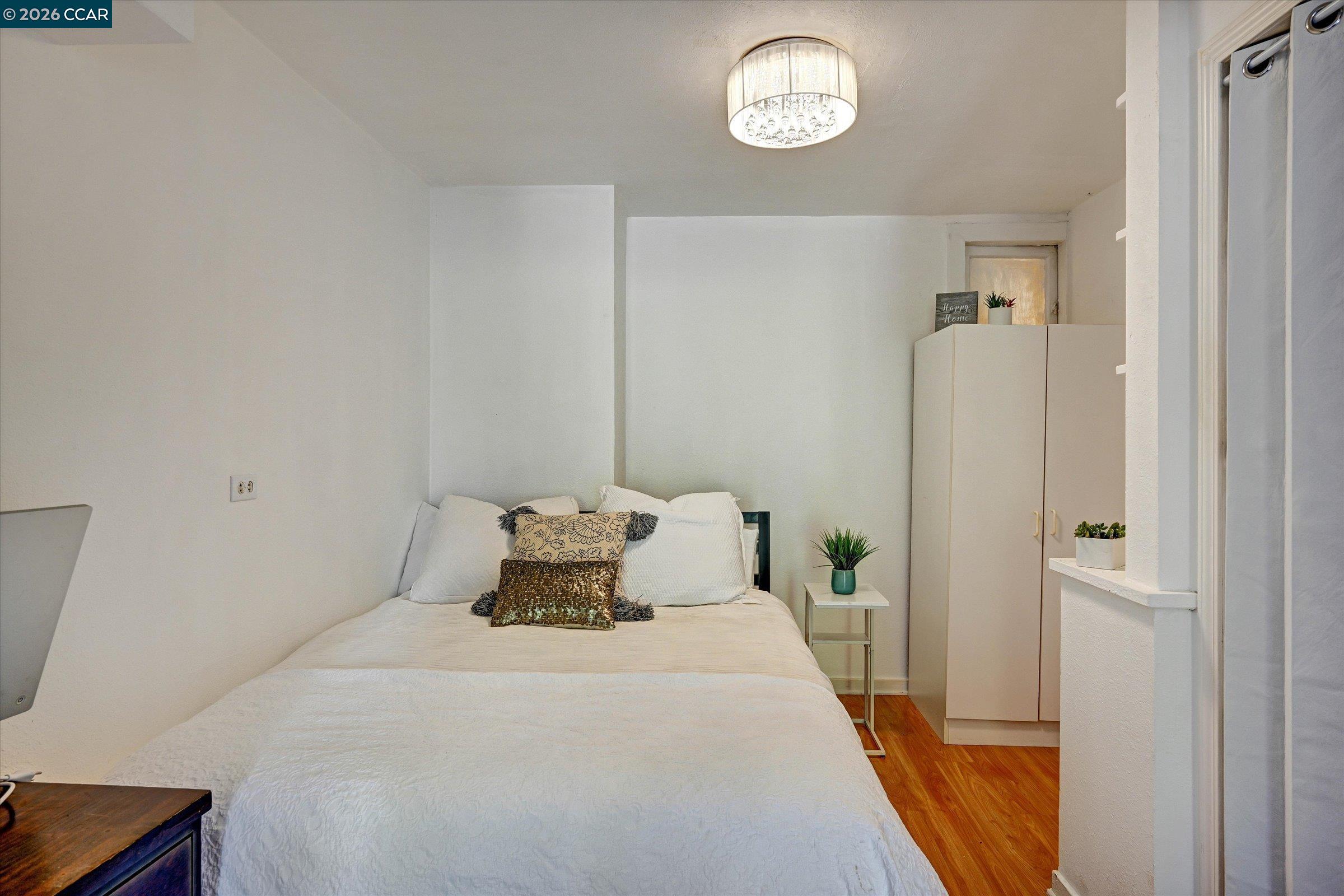 862-864 33Rd Ave