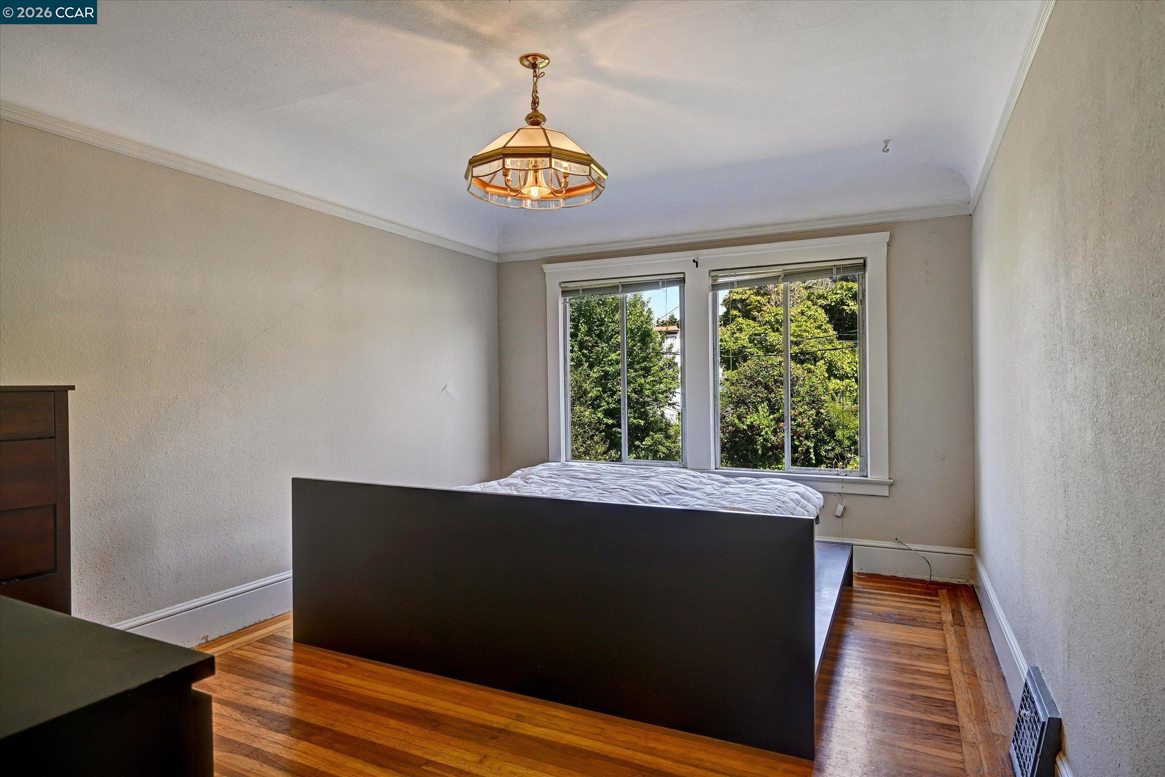 862-864 33Rd Ave