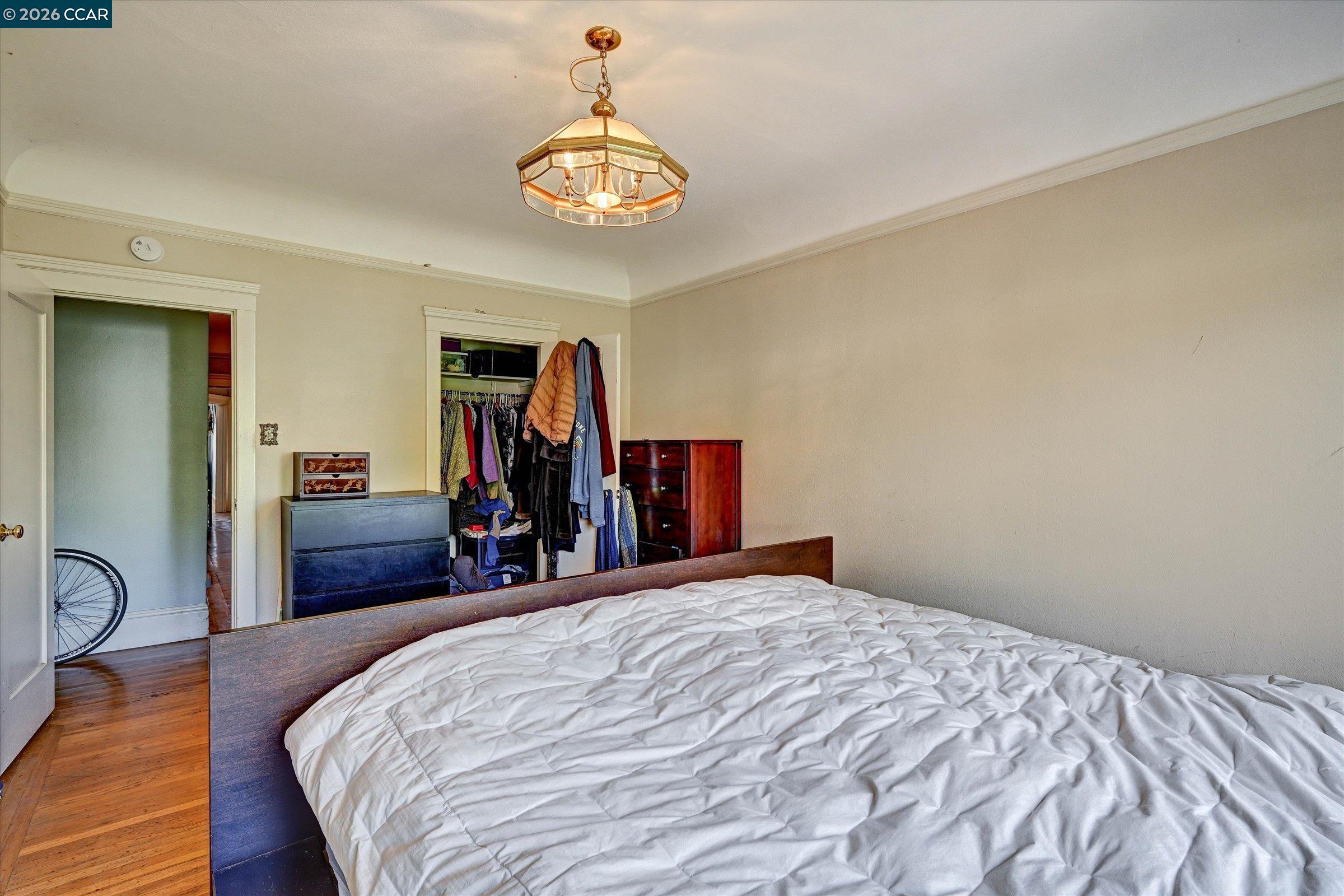 862-864 33Rd Ave