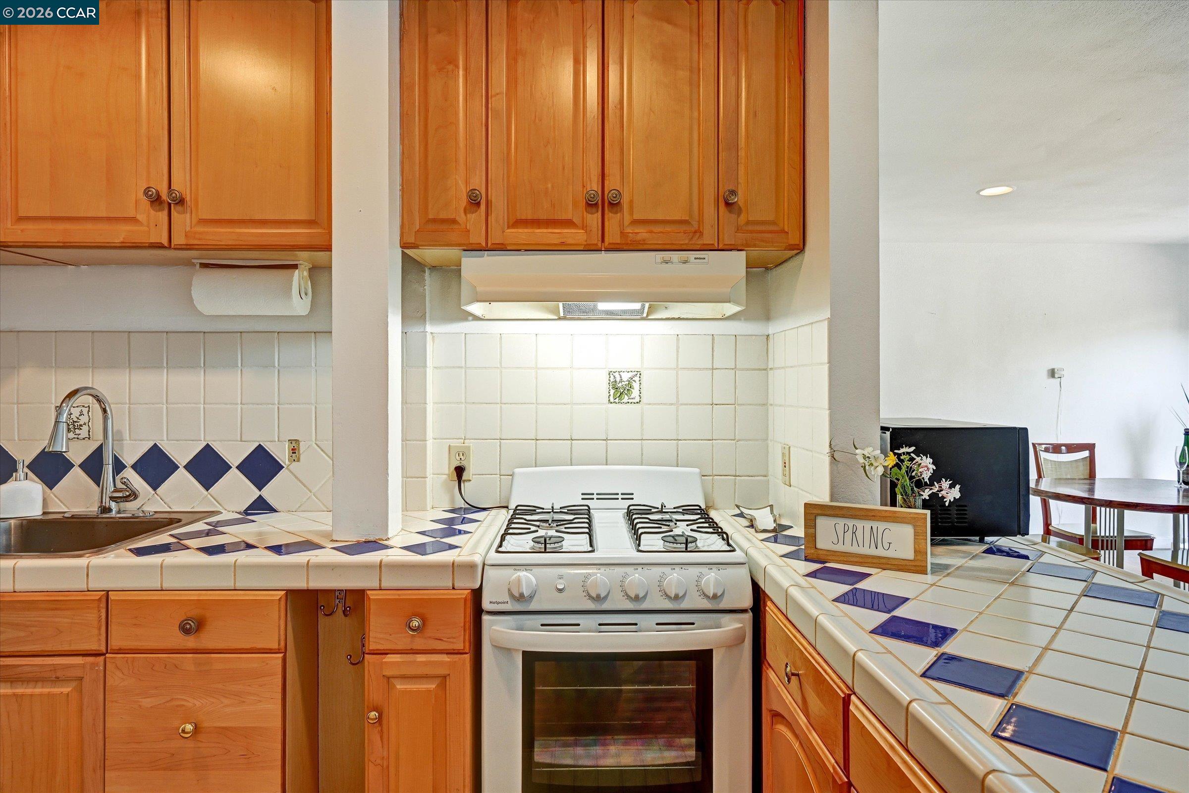 862-864 33Rd Ave