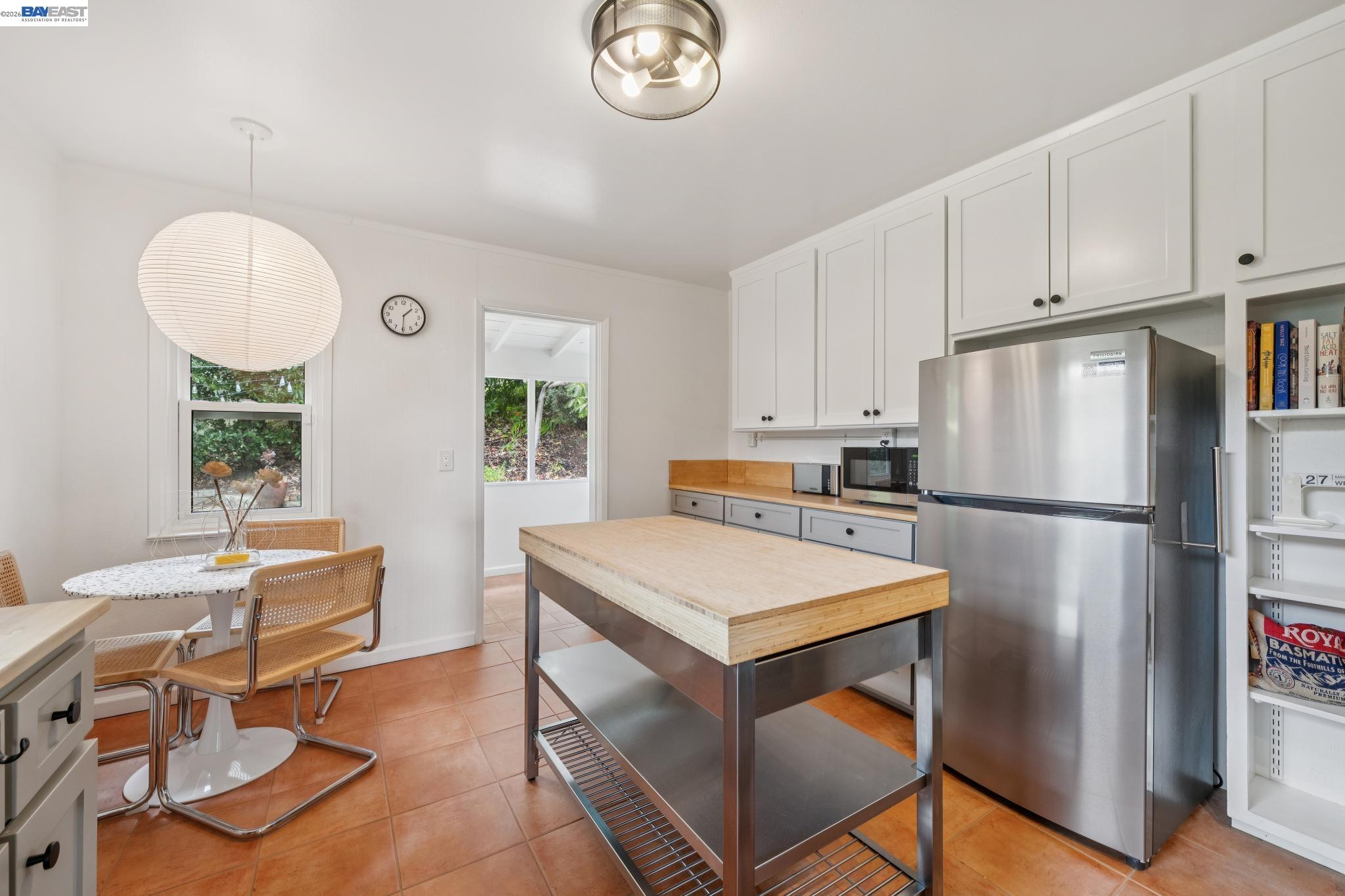 4048 Norton Ave