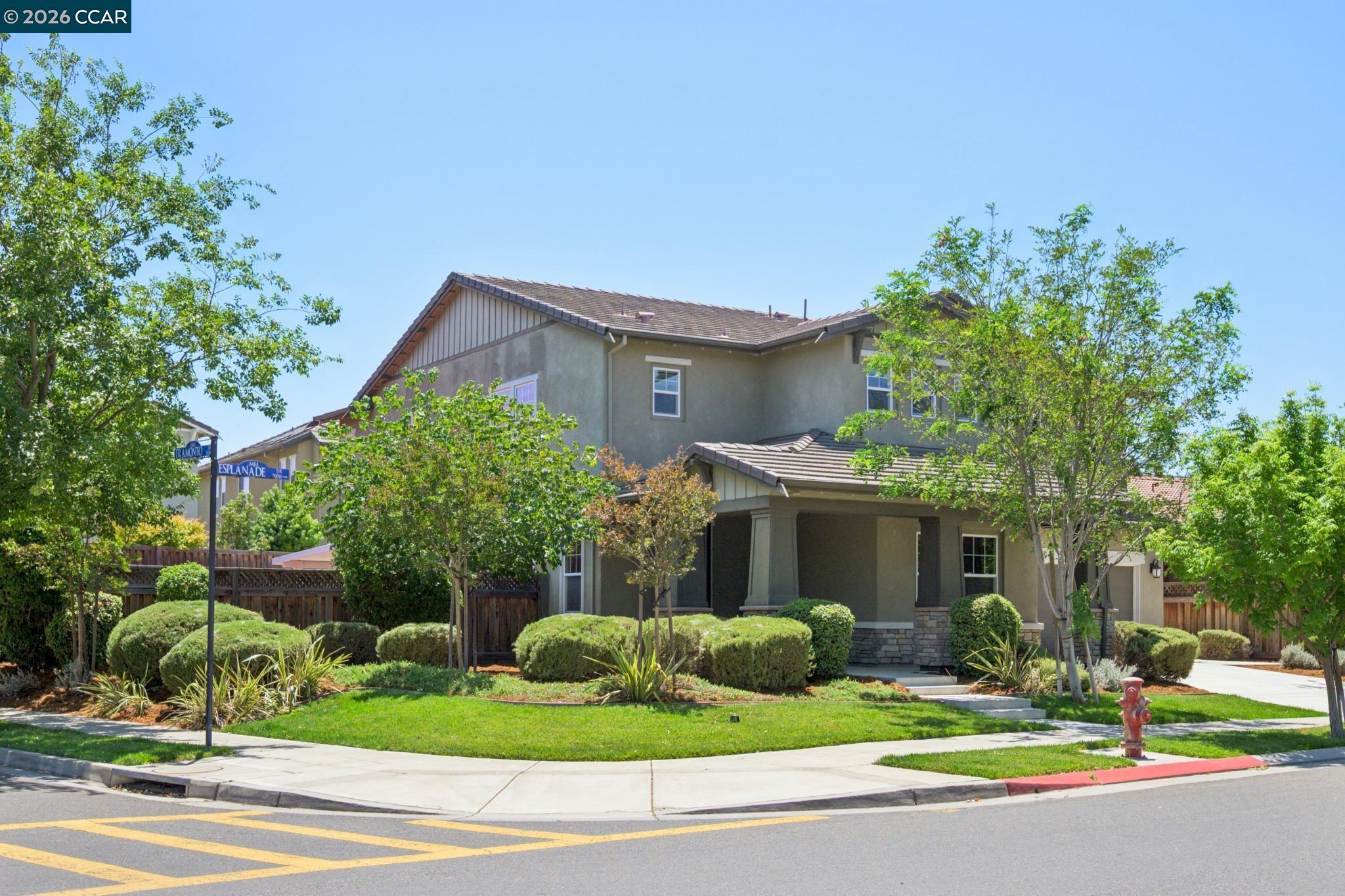 700 W Esplanade