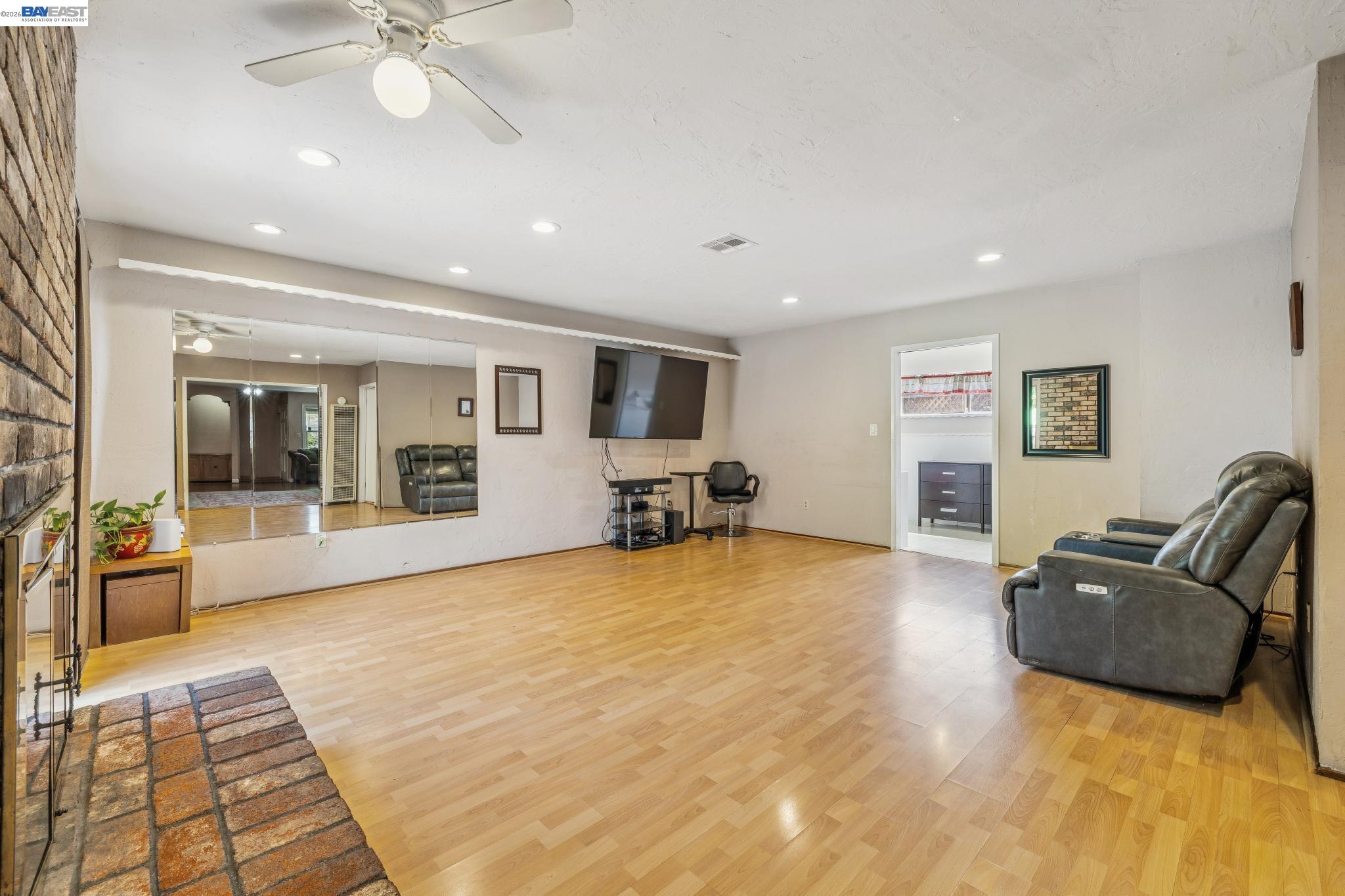 15742 Paseo Largavista