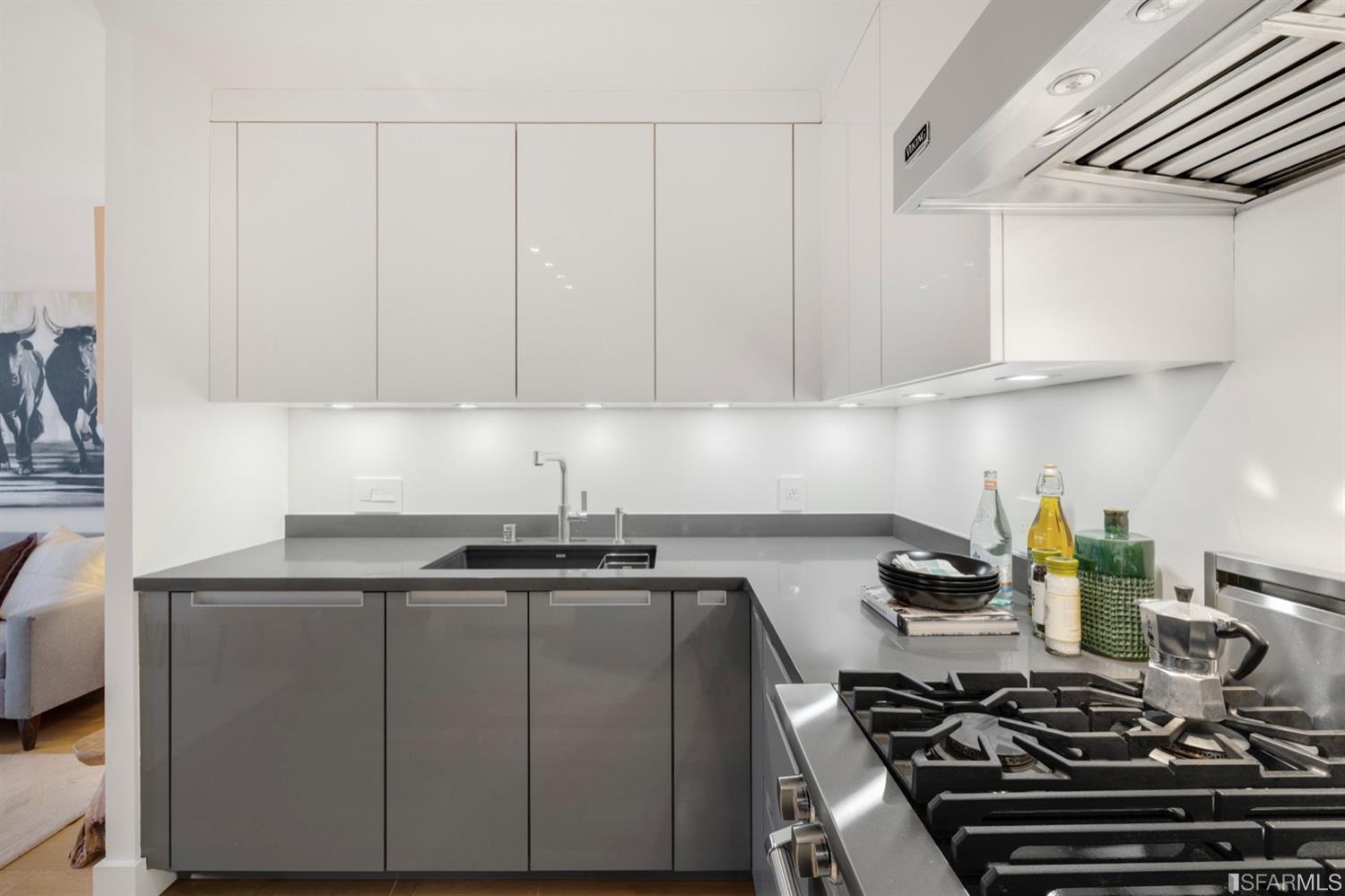 566 South Van Ness Avenue Unit: 14