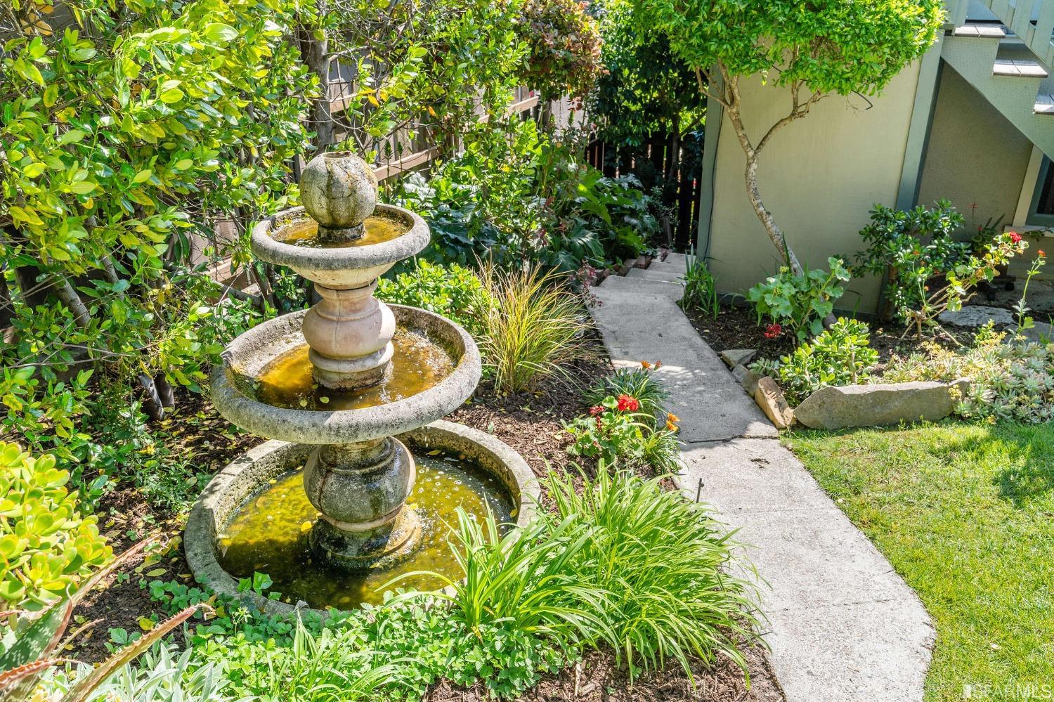 558 Walavista Avenue