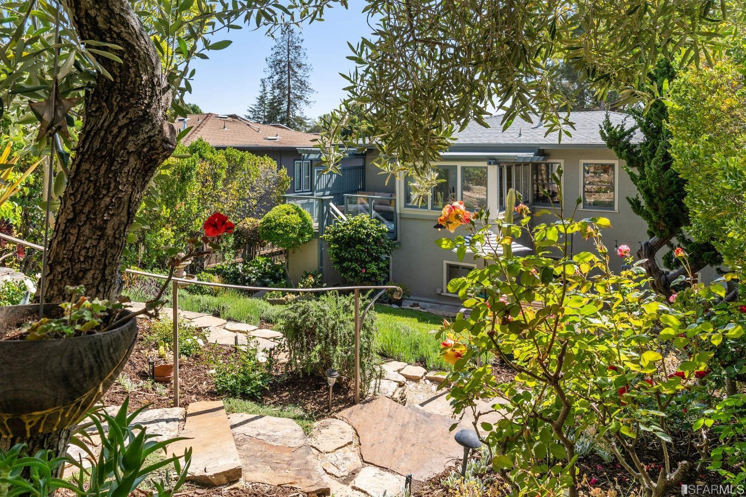 558 Walavista Avenue