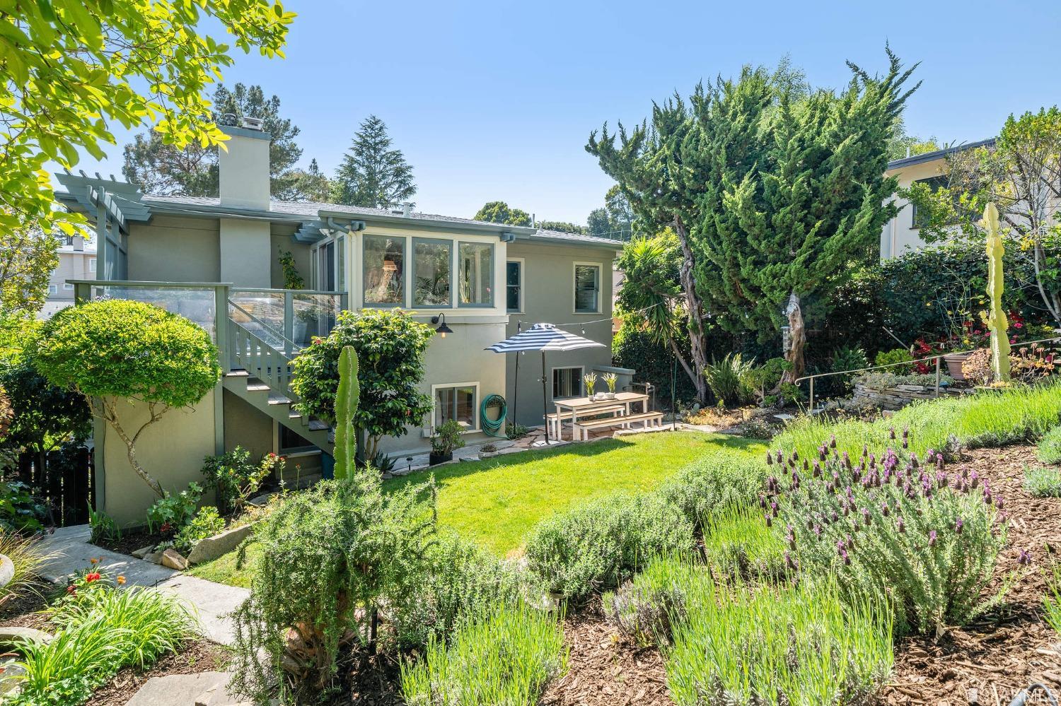 558 Walavista Avenue