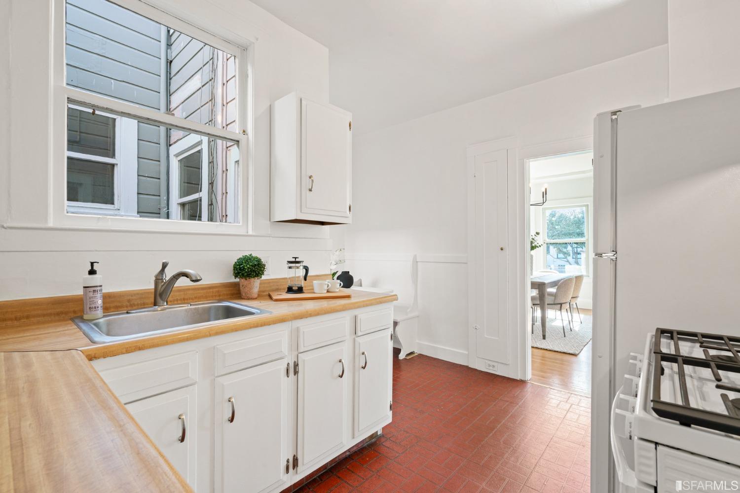 2554 Franklin Street